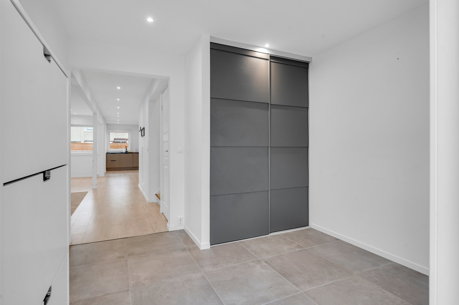 Velkommen inn! Romslig entré som gir et godt førsteinntrykk av boligen og byr på gode oppbevaringsmuligheter i romslig garderobeskap. Galleribilde