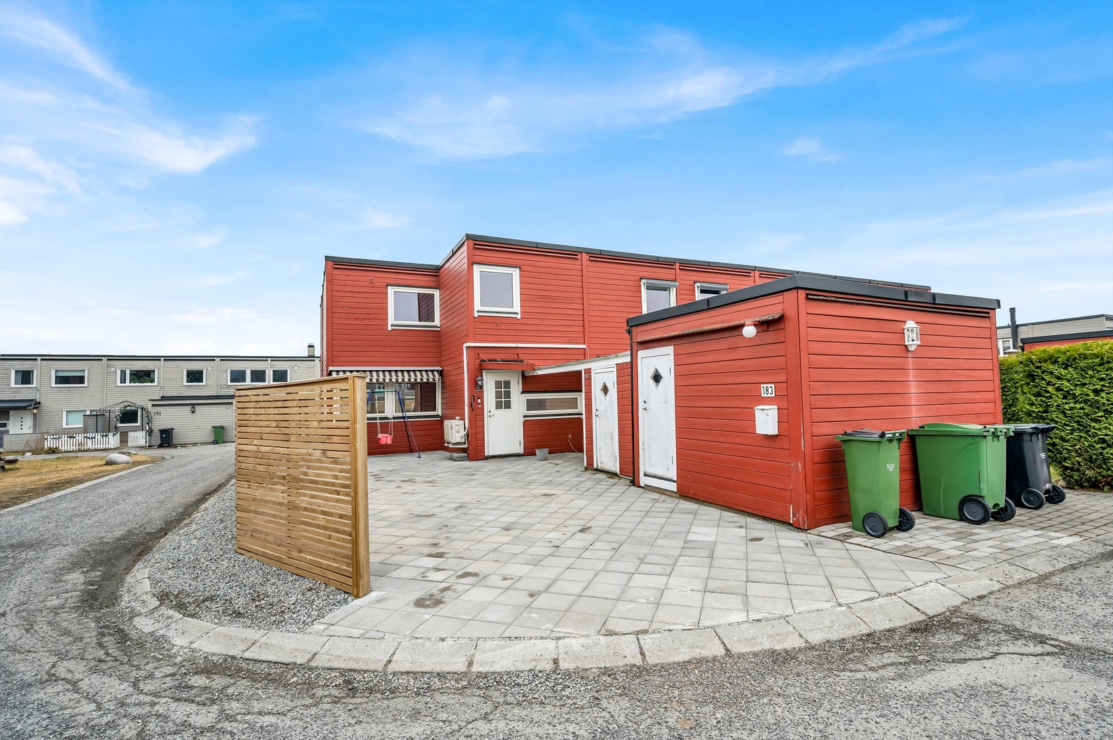 Jonas Ekse Hovland v/ Krogsveen har gleden av å presentere Landskronaveien 183 - et arealeffektivt og familievennlig rekkehuset over to plan. Galleribilde