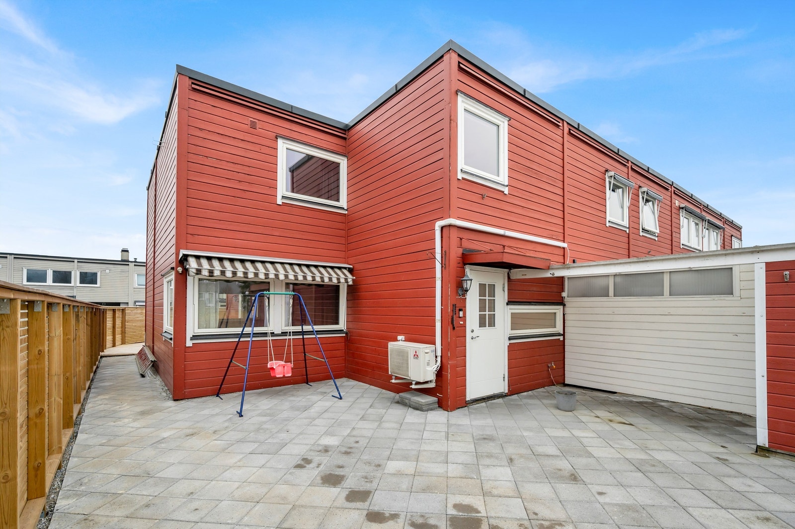 Boligen ligger i nærhet til skog og mark med fine turområder og preparerte lysløyper. Galleribilde