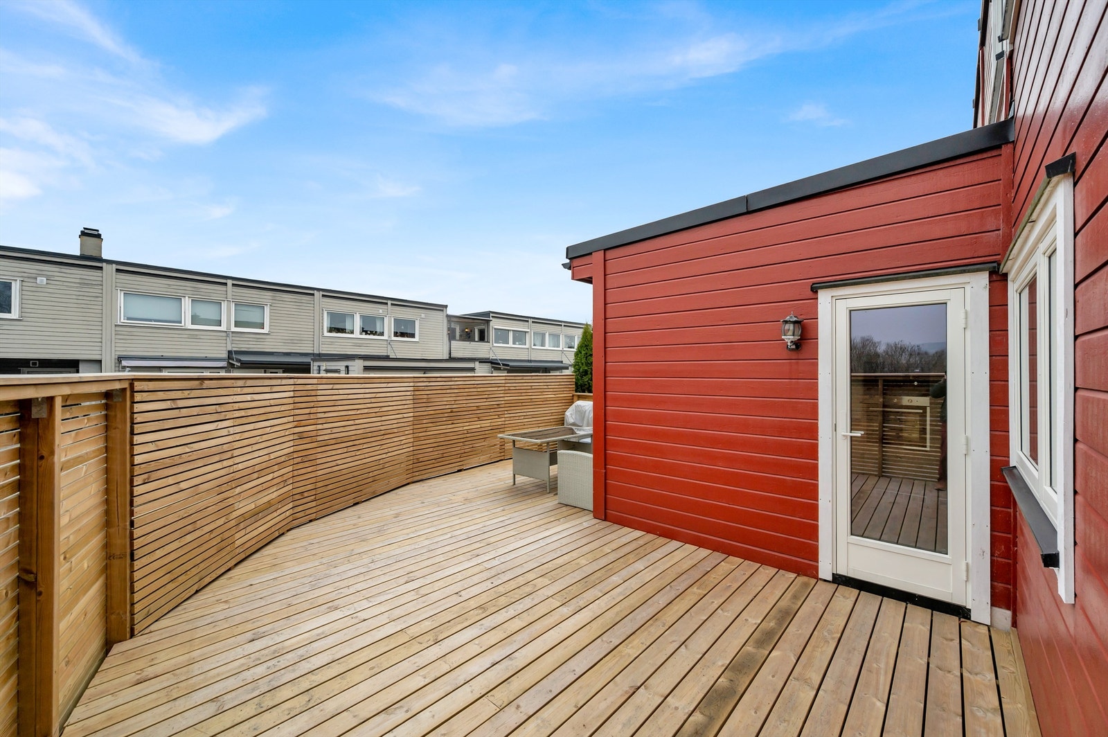 Naturligvis fungerer terrassen som en fin forlengelse av stuen på sommerstid. Galleribilde