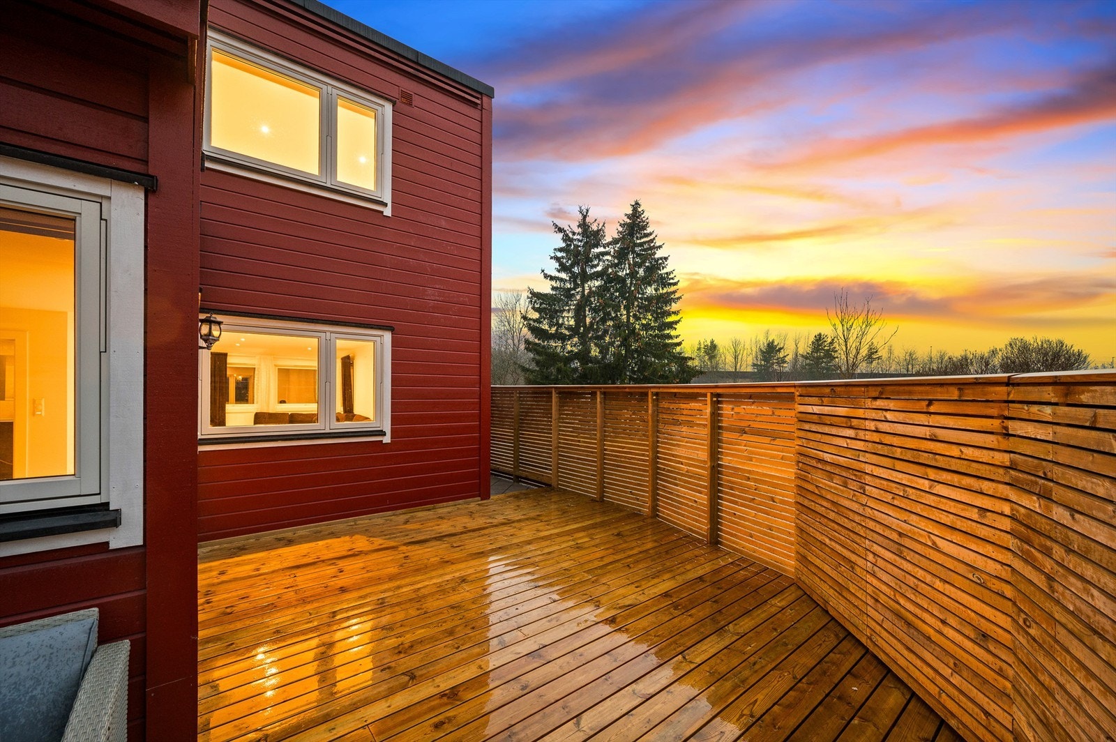 Terrassen vender mot nordøst og er bygget i trekonstruksjoner og gulvoverflater av terrassebord, med levegg av tre som skjermer godt. Galleribilde