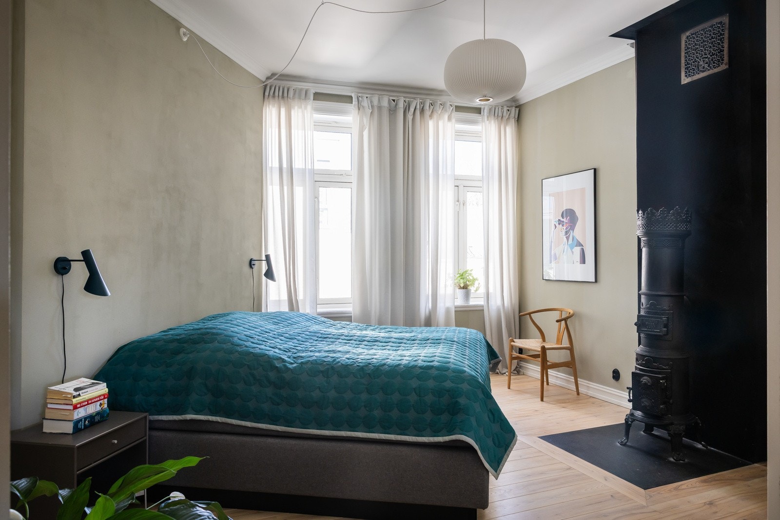 Hovedsoverommet vender mot stille bakgård, og er for øvrig svalt året rundt - uten direkte sollys inn Galleribilde