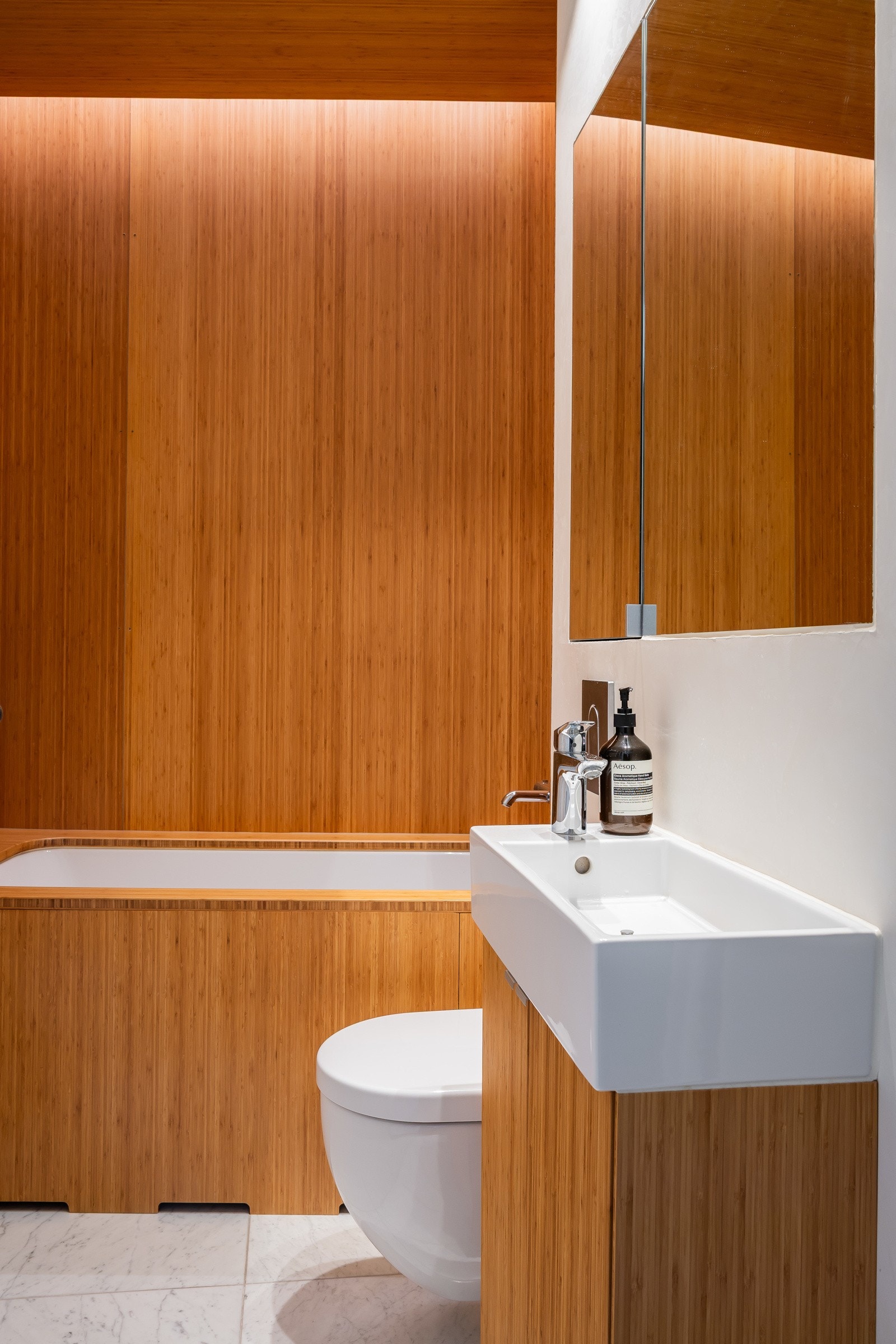 Gulvet har Carrara fliser og varmekabler Galleribilde