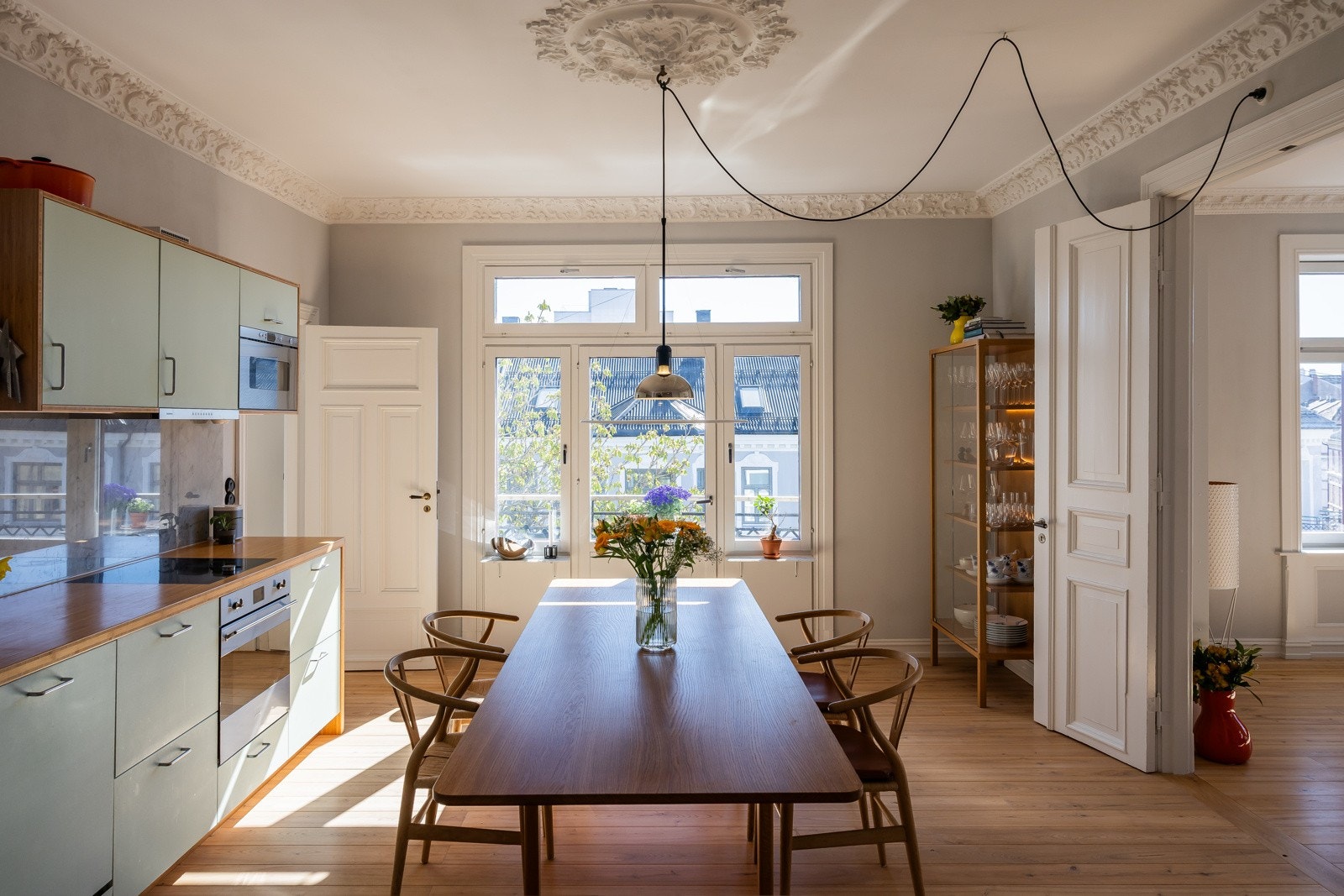 Gjennom doble fløydører møtes hovedrommene Galleribilde