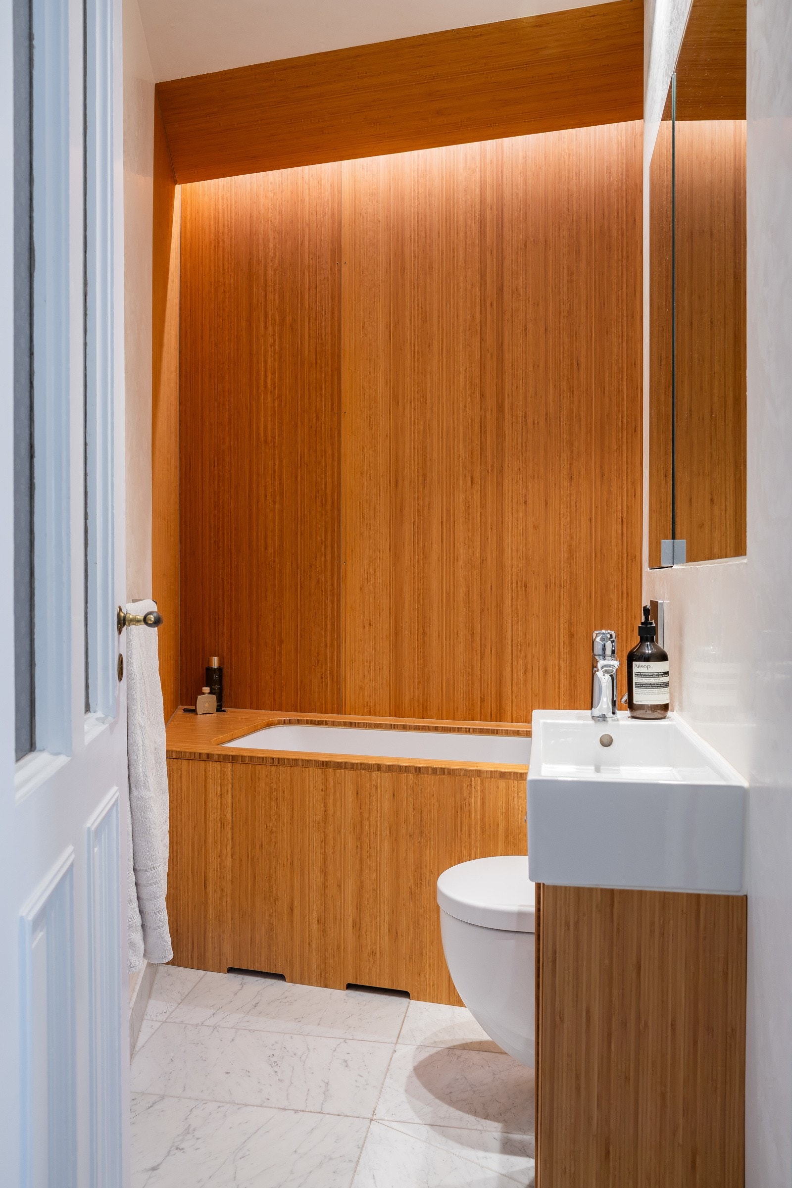 Velværebad med deilig badekar med bambusplater og skjult stemningsbelysning. Galleribilde