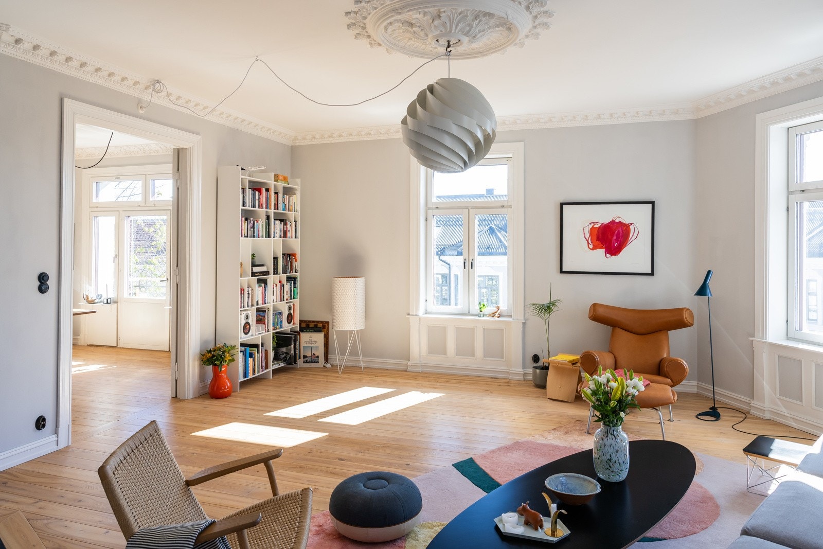 Velkommen til en fantastisk hyggelig og flott leilighet! En særdeles lys hjørnestue med vinduer fra tre sider Galleribilde