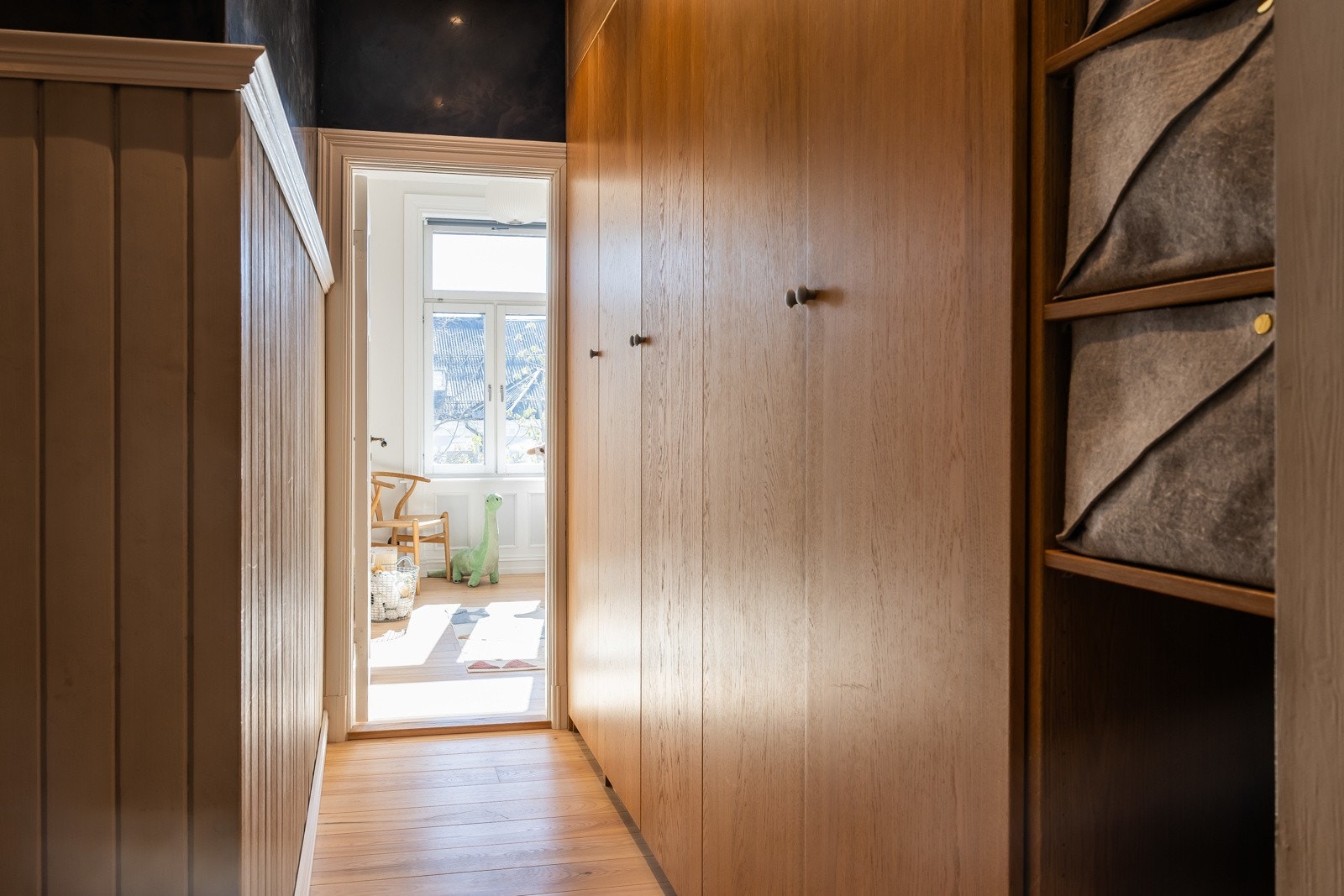 Snekkerbygget og stort garderobeskap Galleribilde