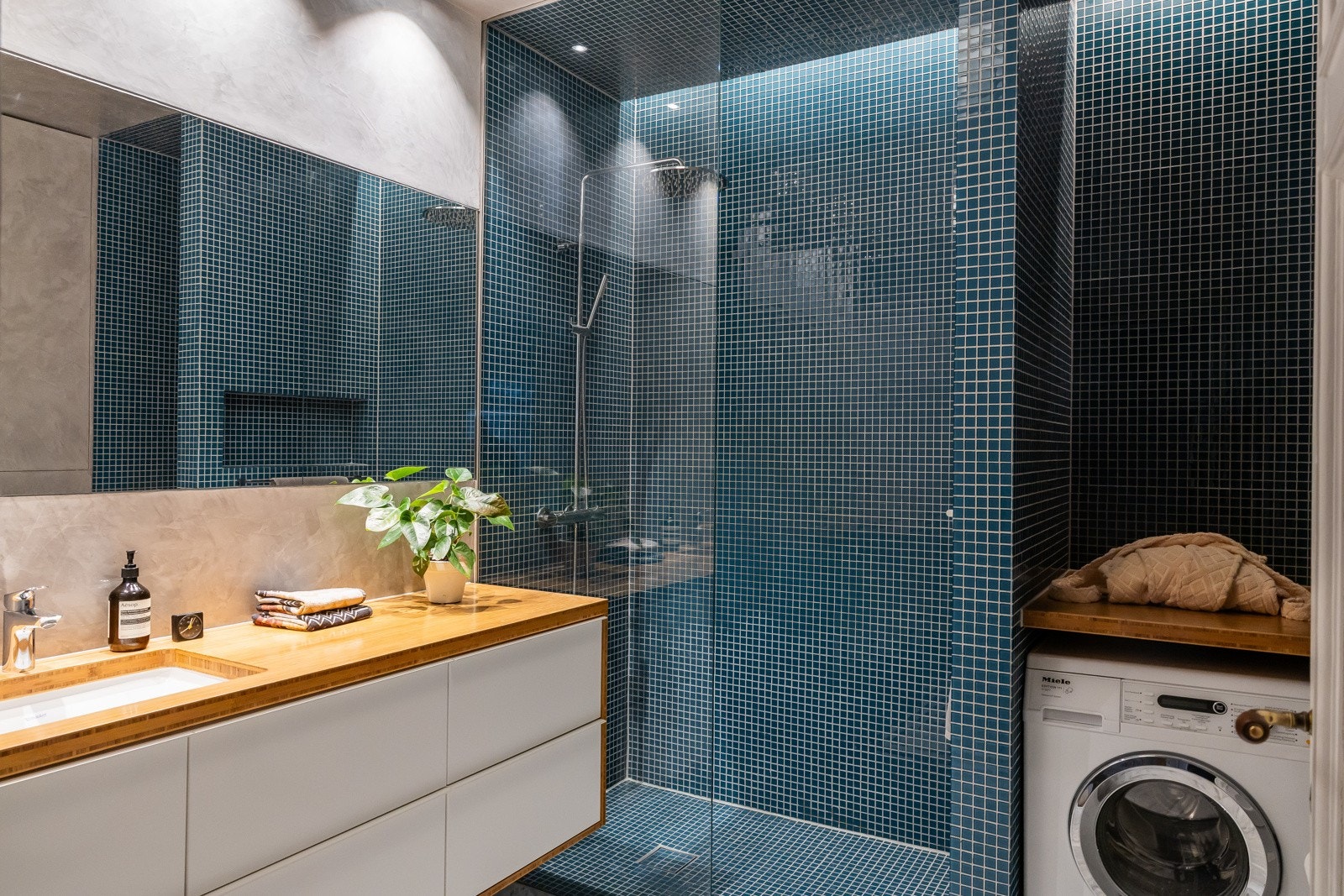 Baderom II også med Carrara fliser på gulv, gulvvarme og vegger med marmorpuss Galleribilde