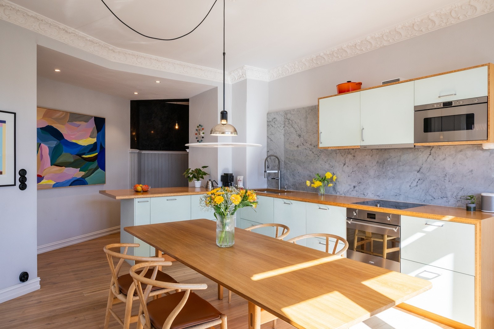 Kjøkkenet har blant annet detaljer i Carrara-marmor Galleribilde