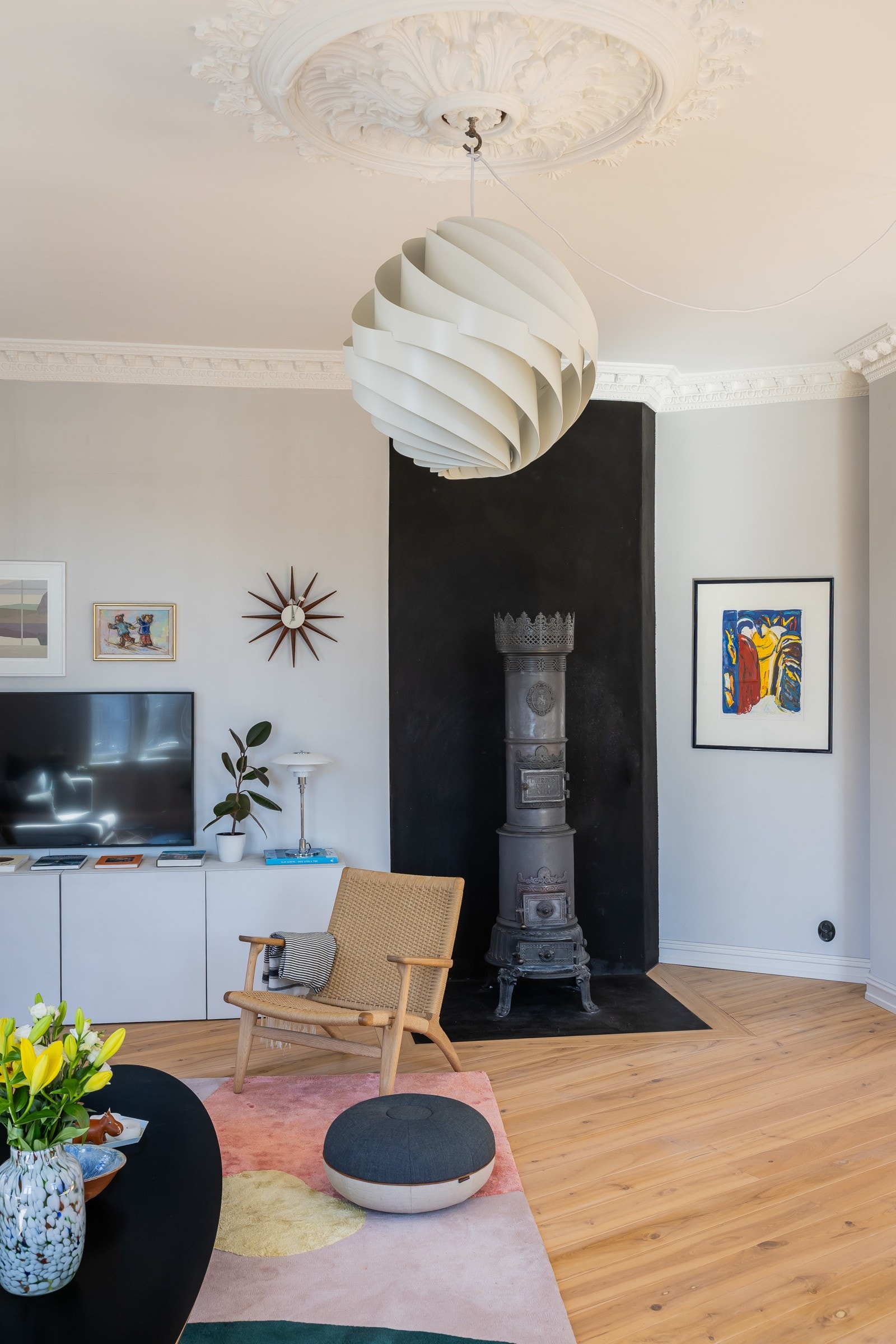 En prinsesseovn som varmer godt! Det er også gulvvarme i stuen Galleribilde