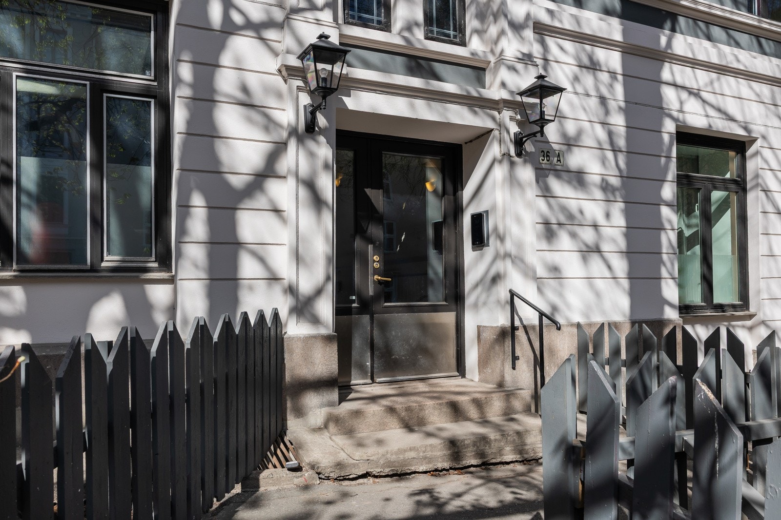 Hyggelig adkomst til oppgangen via frodig forhage Galleribilde