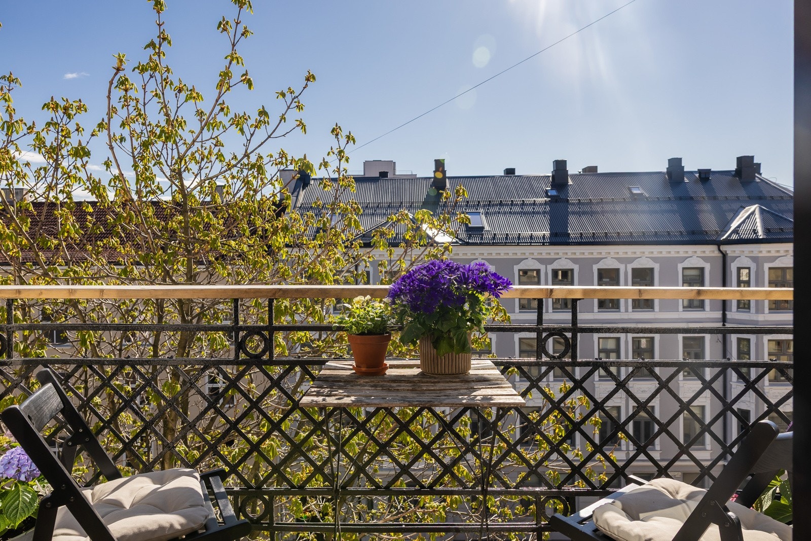 Her er det plass til et lite kafésett, hvor du kan nyte de frodige trærne og utsikten mot Grefsenkollen Galleribilde