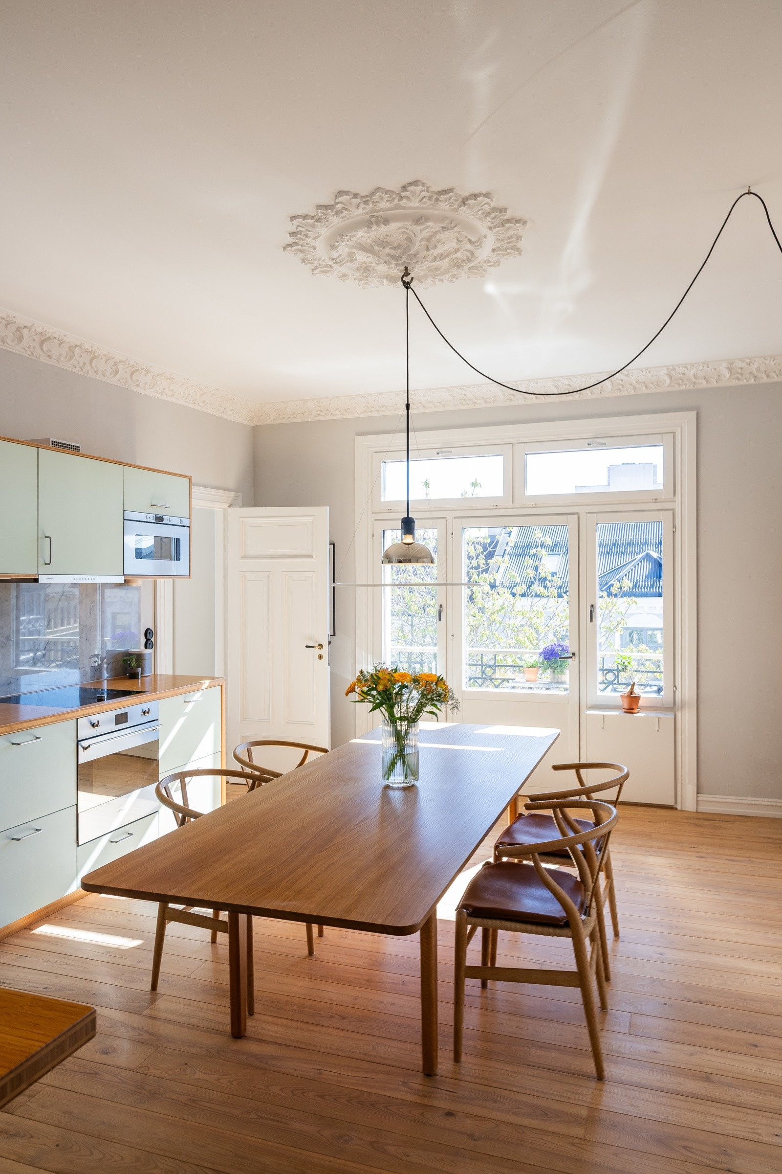 Kjøkkenet er selve hjertet i leiligheten, hvor du har god plass til et stort spisebord og utgang til balkong Galleribilde