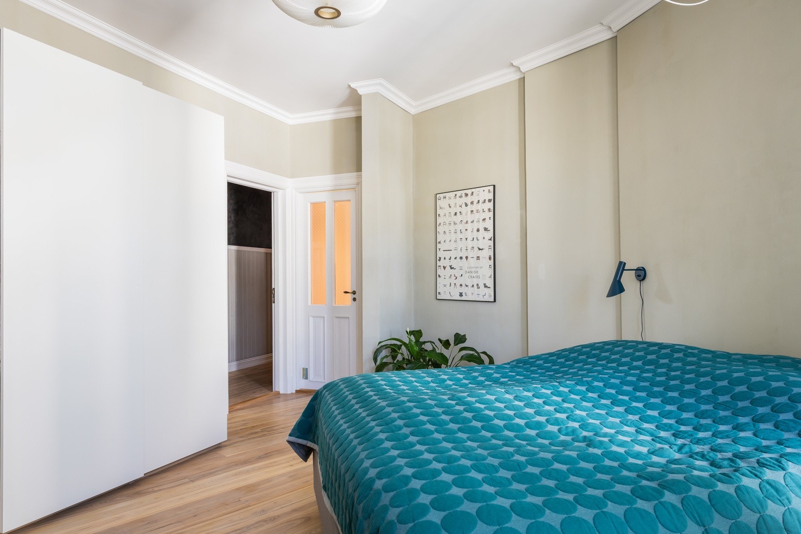 Stort garderobeskap. Dette rommet har for øvrig dør til baktrapp, og kan benyttes som en hybel ved behov Galleribilde