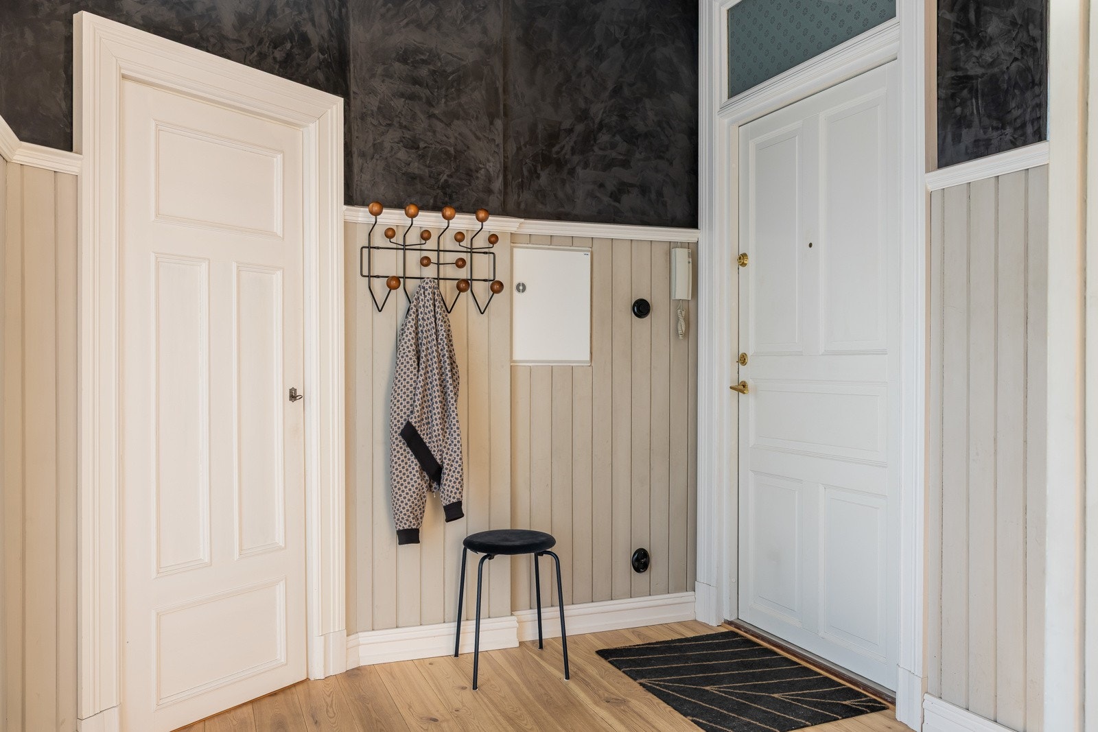 Velkommen inn til en innbydende og luftig entré. Her er det god plass til å sette fra seg det man måtte ha i hendene, og henge av seg yttertøy i den praktiske boden Galleribilde