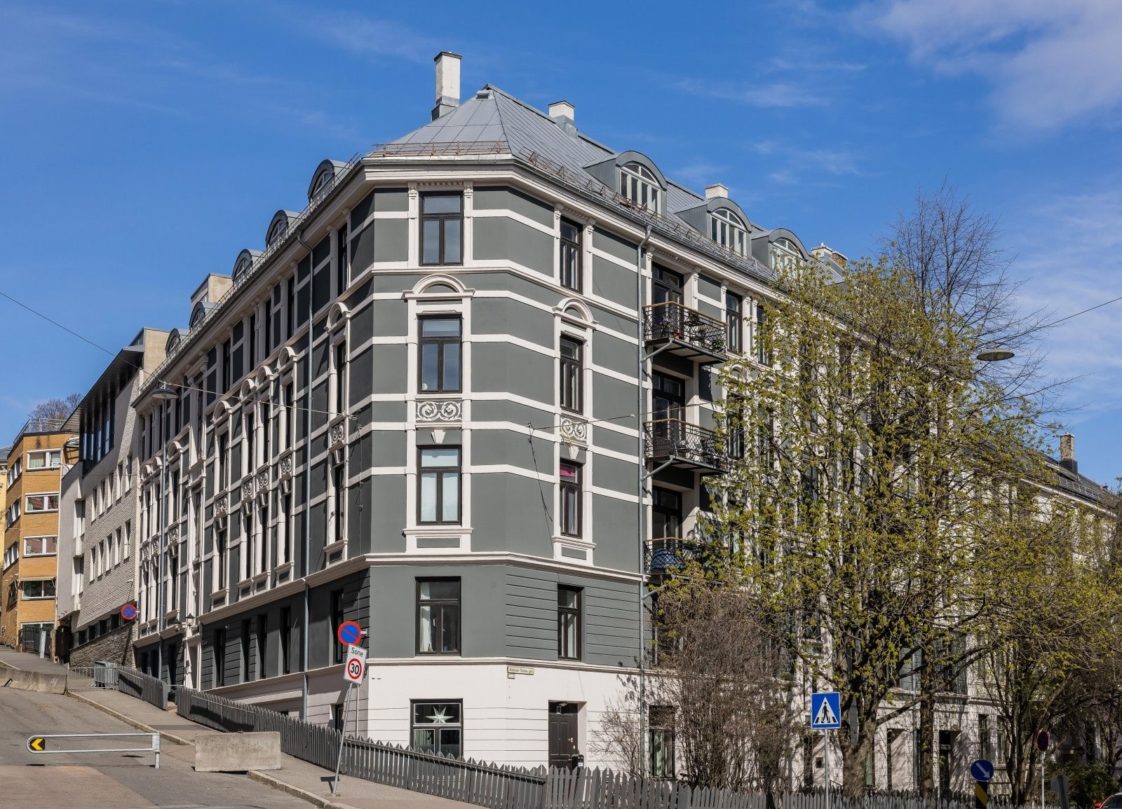 Sameiet ferdigstilte nylig rehabilitering av fasade, pipeløp, skraping og maling av vinduer, renovering av balkonger mm., og har en ellers god vedlikeholdshistorikk Galleribilde