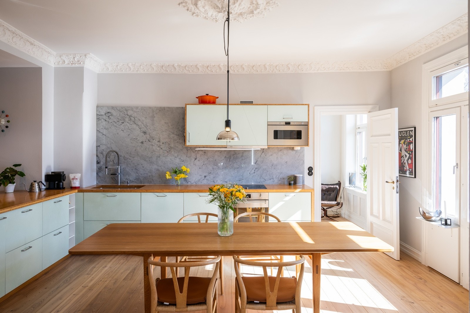 Hele leiligheten ble omfattende pusset opp i 2014-2016 med gjennomførte og skreddersydde løsninger Galleribilde