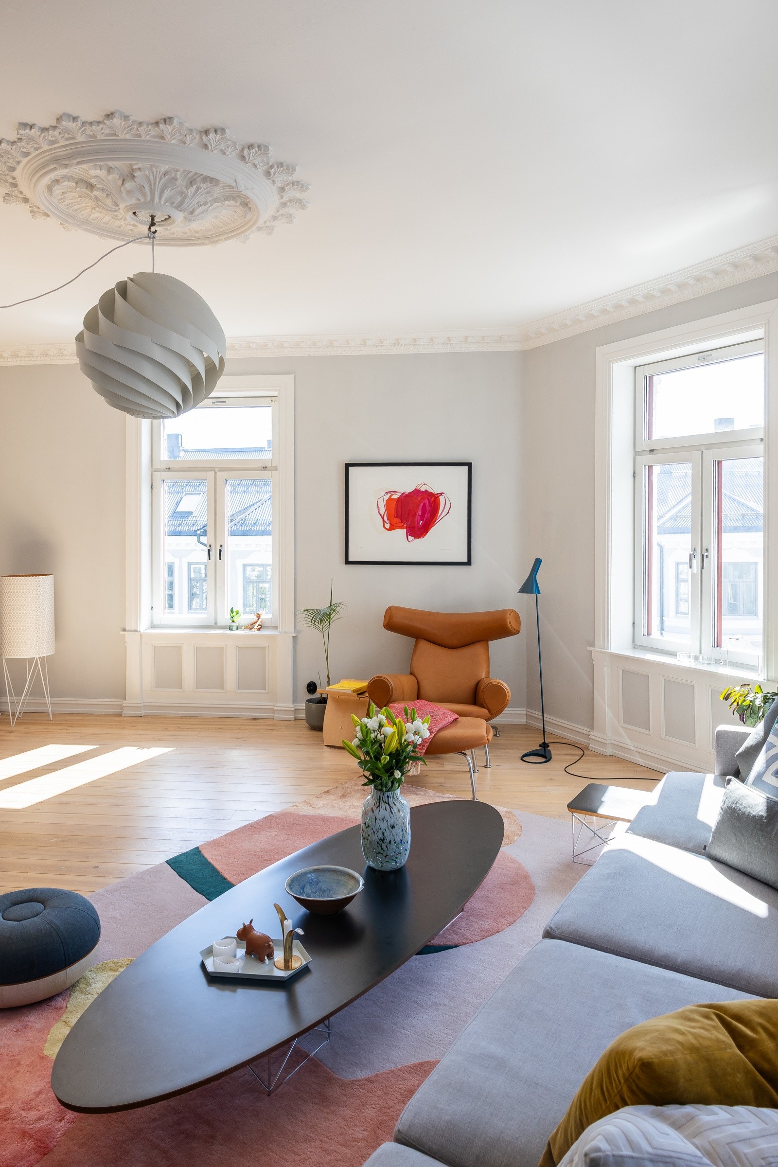 Generøs takhøyde på rundt 3 meter sammen med store vindusflater fra flere sider gir et supert lysforhold Galleribilde