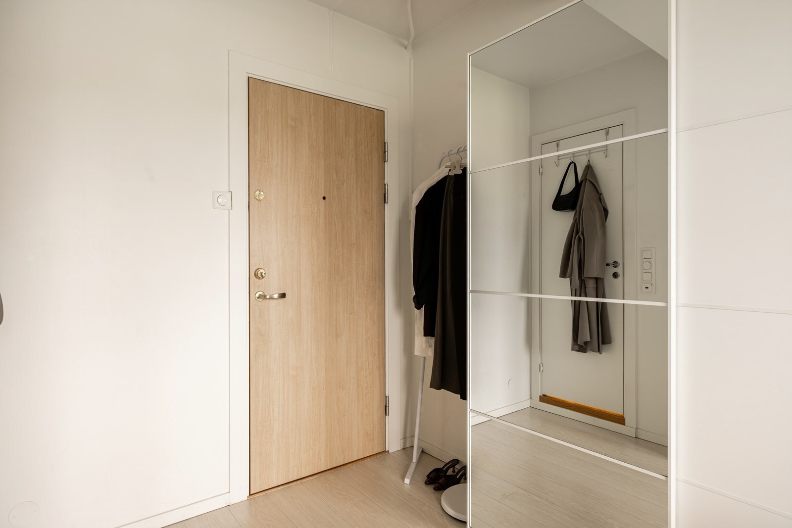 Her er det plass til å henge fra seg yttertøy. Det er heisadkomst til leilighetsplan Galleribilde