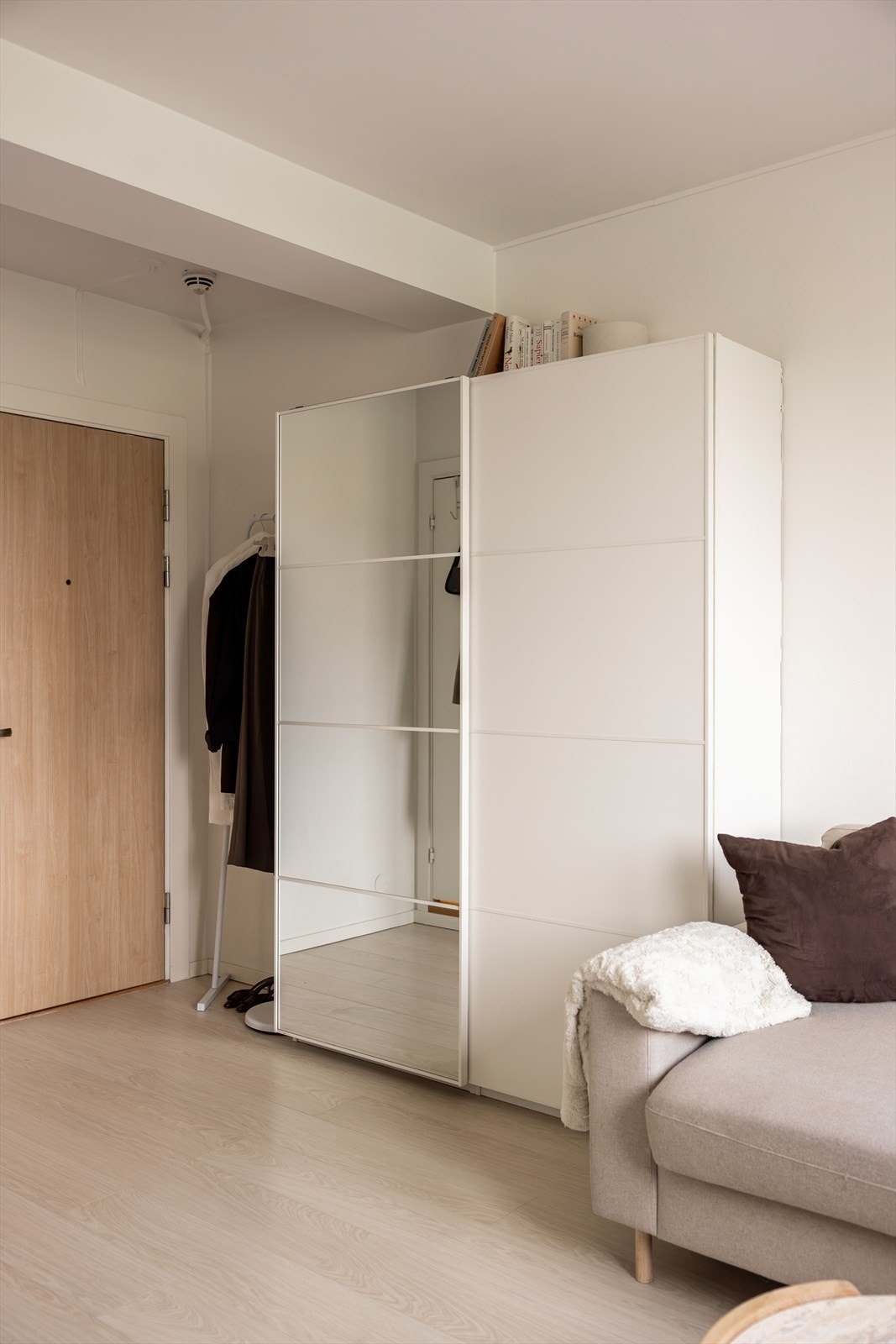 Medfølgende romslig garderobeskap. Galleribilde