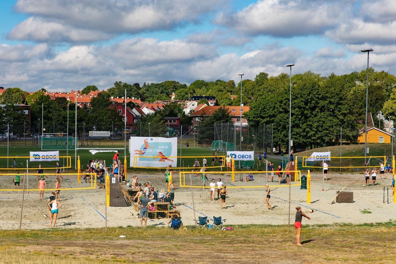 Her er det gratis tennisbaner, Volleyballbaner, fotballbaner, skøyteanlegg med kunstis om vinteren. Galleribilde