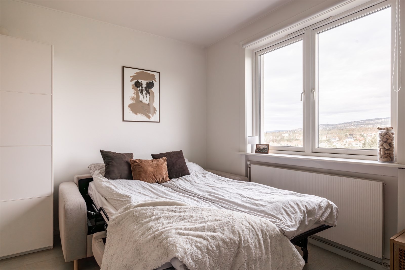 Her er det god plass til dobbeltseng. Selger har løst det med en smart sovesofa. Galleribilde