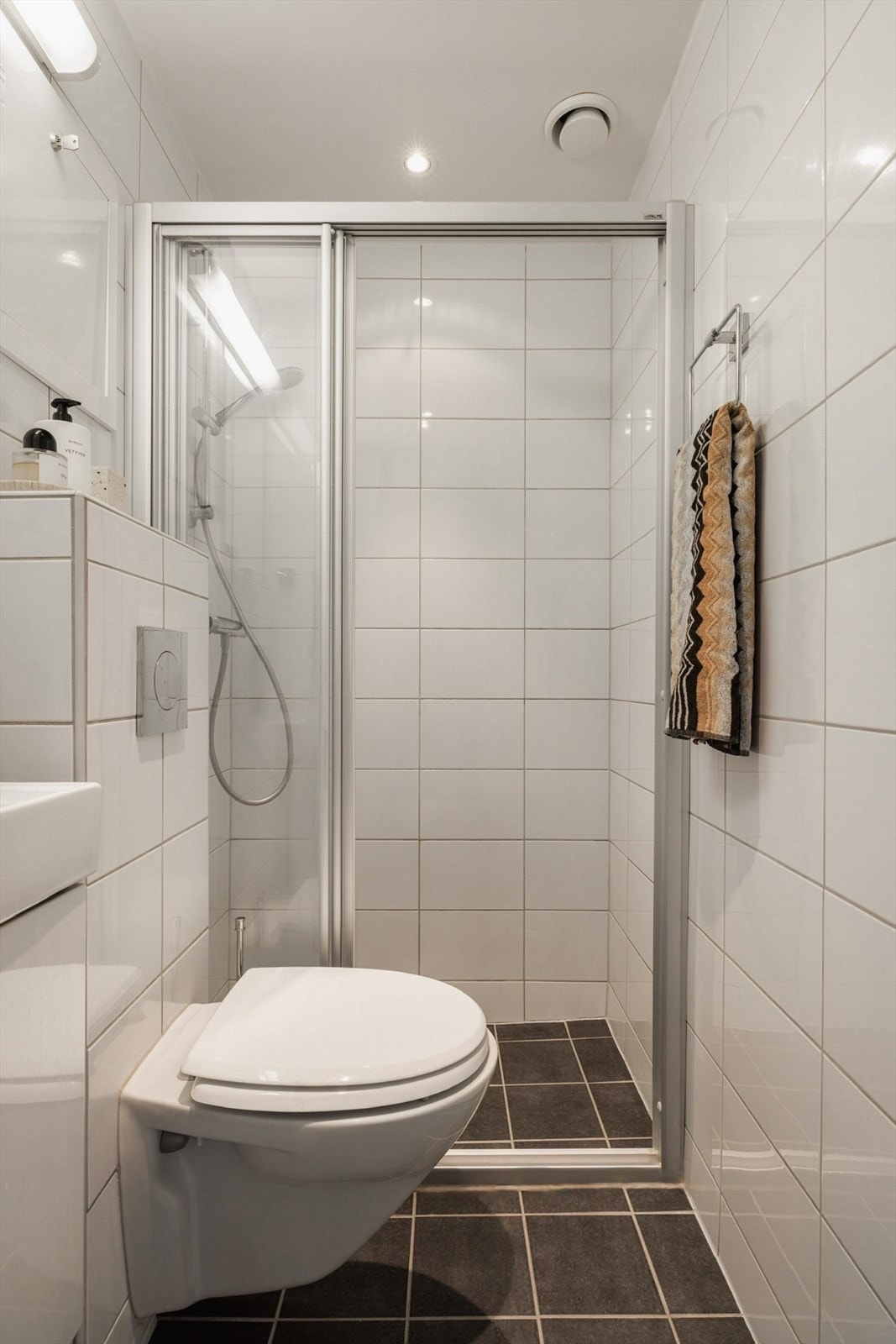 Pent flislagt bad med elektrisk gulvvarme og mekanisk avtrekk. Galleribilde