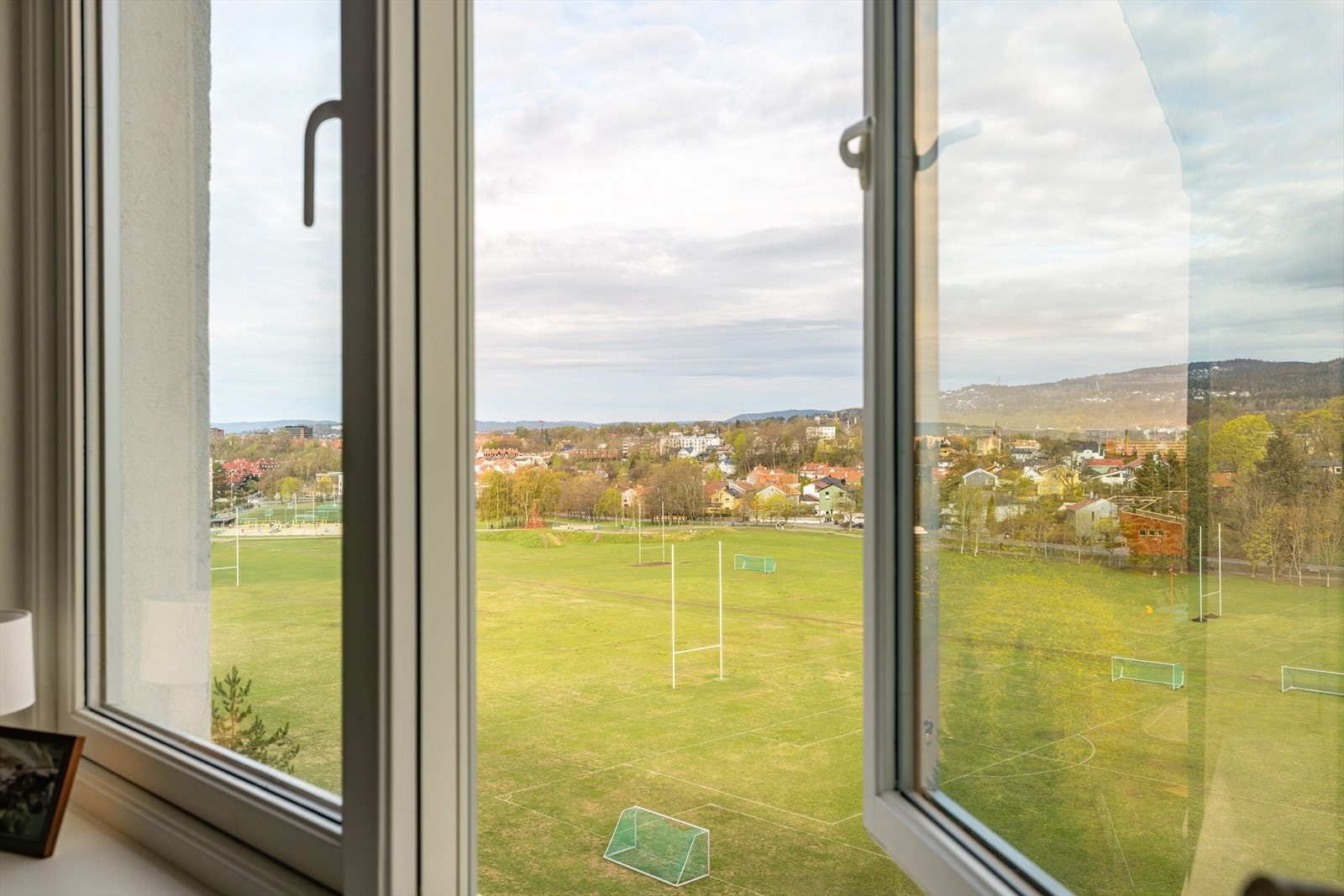 Delikat og arealsmart 1-roms beliggende høyt og fritt i byggets 7. etasje. Galleribilde