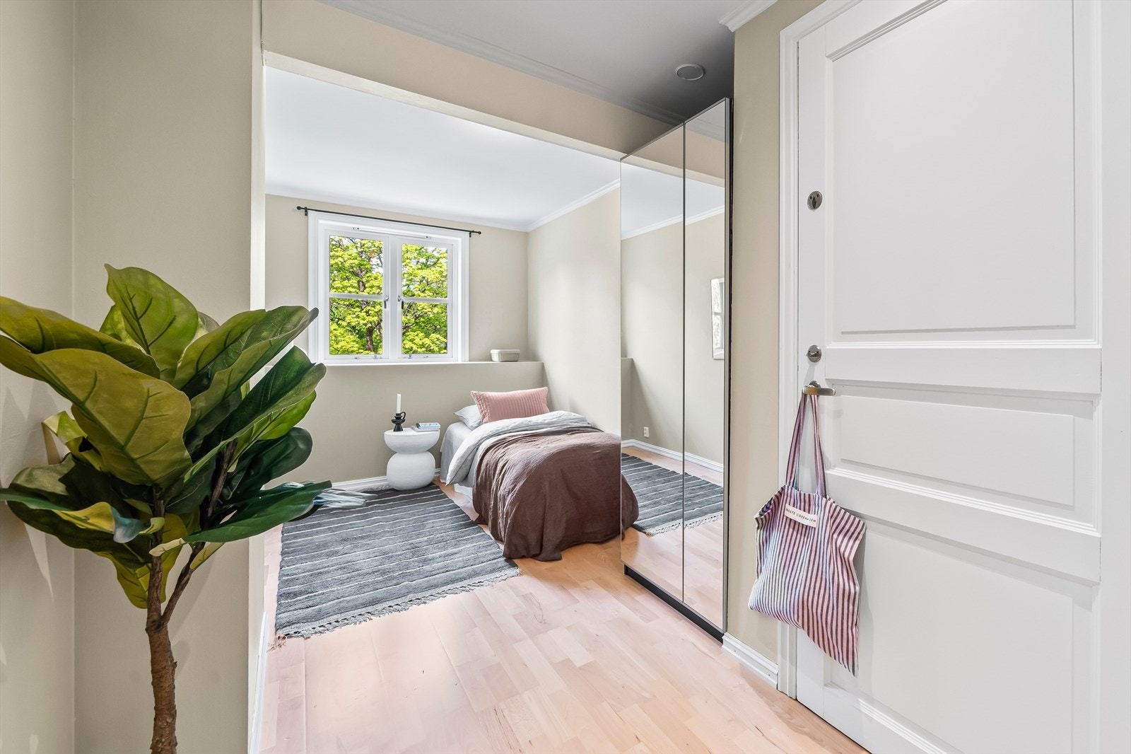 Rommet har også dør til direkte til bodareal som leder videre til felles takterrasse og alternativ rømningsvei. Det er også et felles toalett i bodarealet. Galleribilde