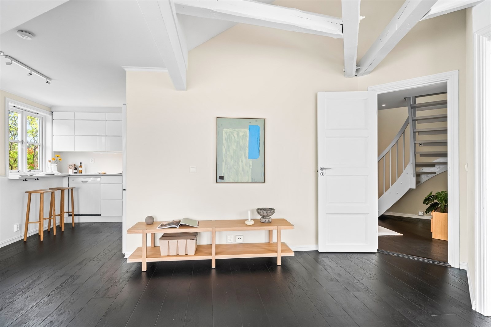 Synlige bjelker og god takhøyde i deler av stuen. Galleribilde