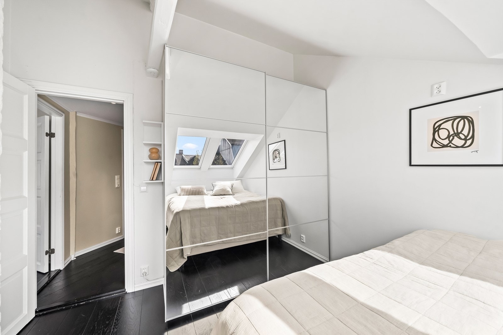 Stort garderobeskap med speilfronter. Galleribilde