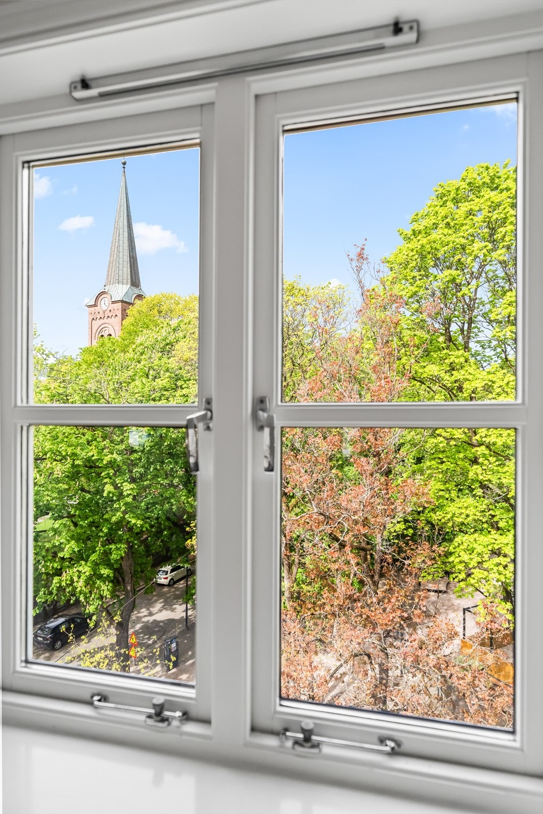 Flott utsyn og kontakt med nærområdet gjennom de vertikale vinduene. Galleribilde