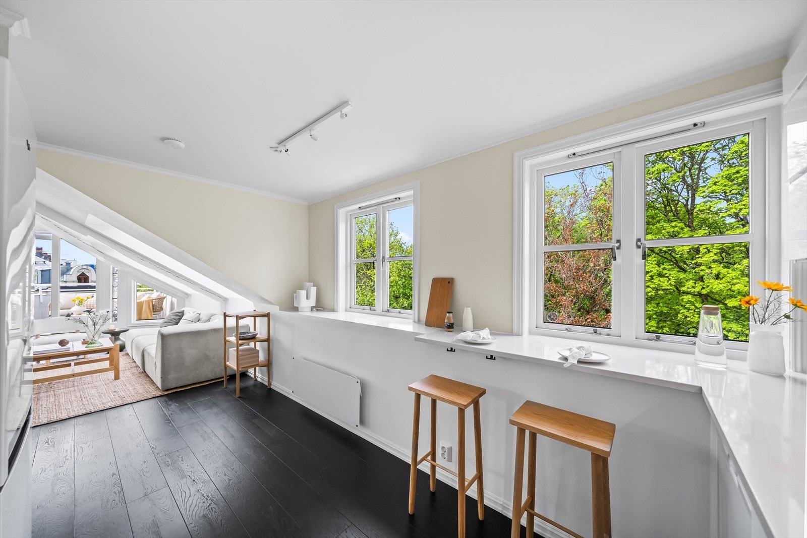 Takoppløftet på nordsiden mot parken gir en behagelig og praktisk arbeidshøyde og barløsning på kjøkkenet. Galleribilde