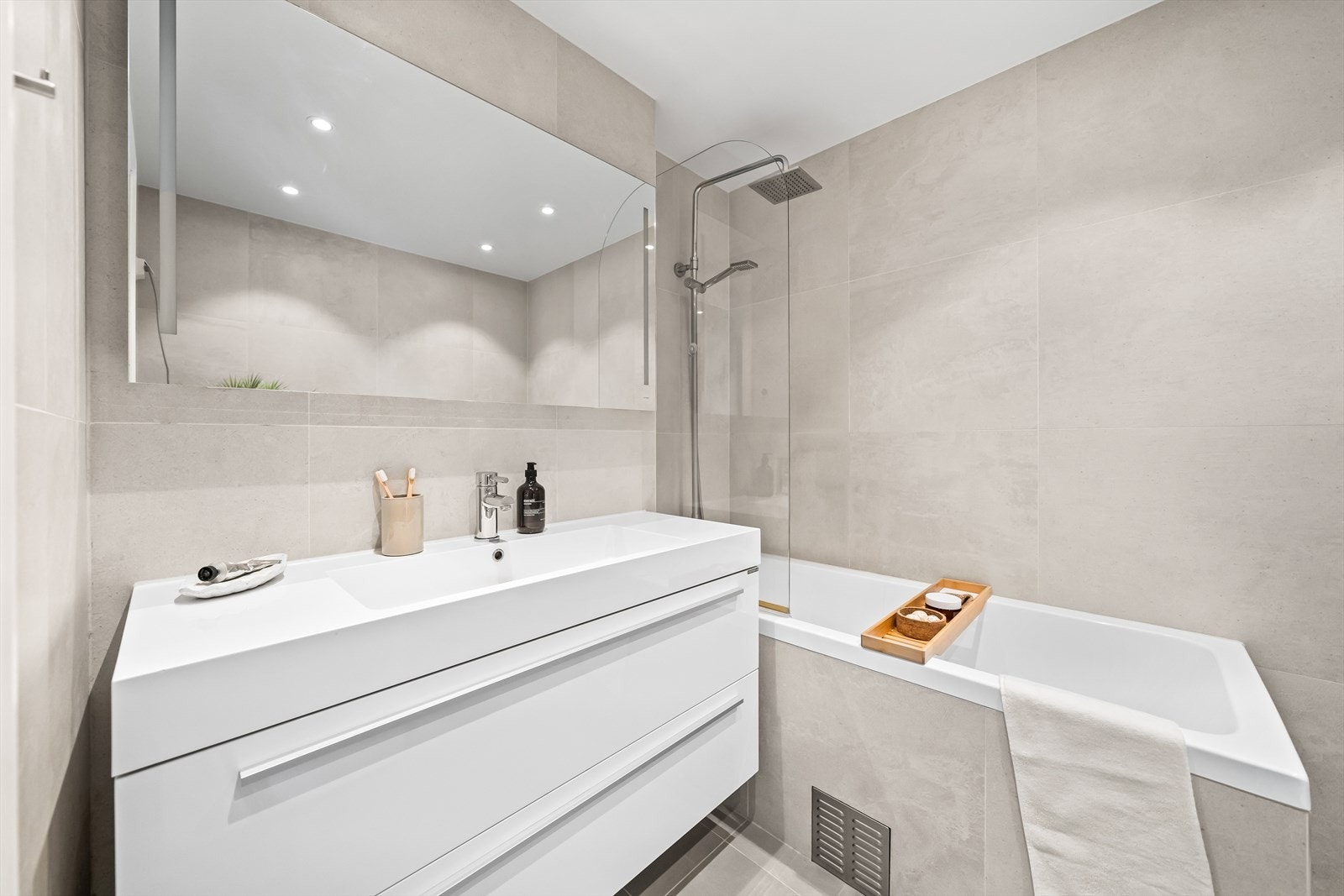 Delikat flislagt baderom totalrenovert i 2016. Galleribilde