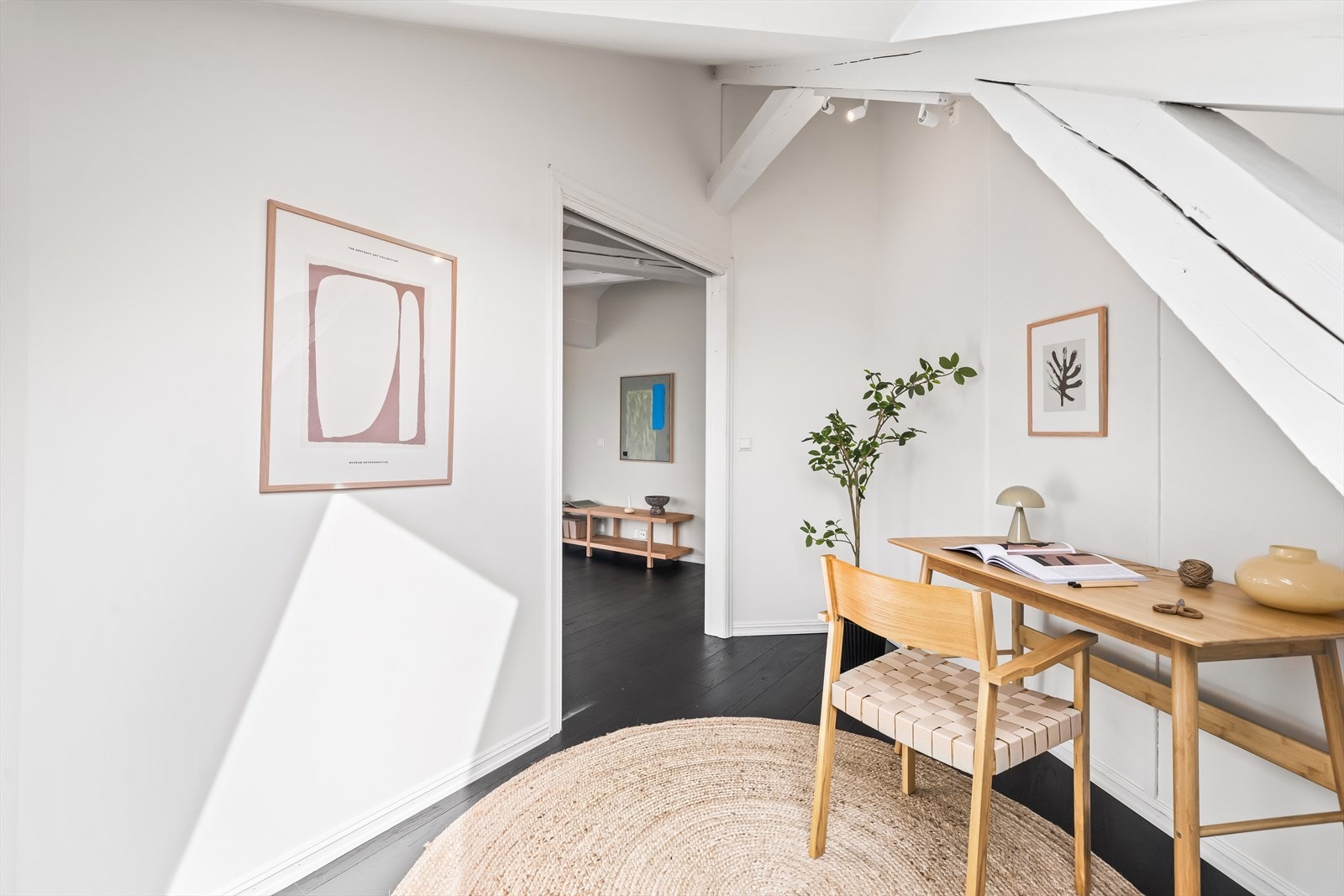 Takhøyden i deler av rommet gir mulighet for tradisjonell garderobe. Galleribilde