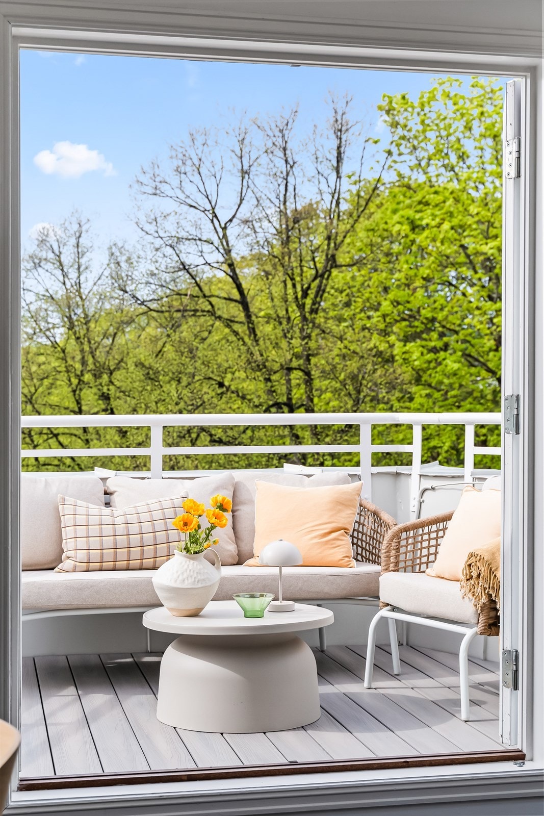 Dobbelfløyet dør til takterrassen som ble oppgradert med Fiberon terrassegulv og malt i 2024. Galleribilde