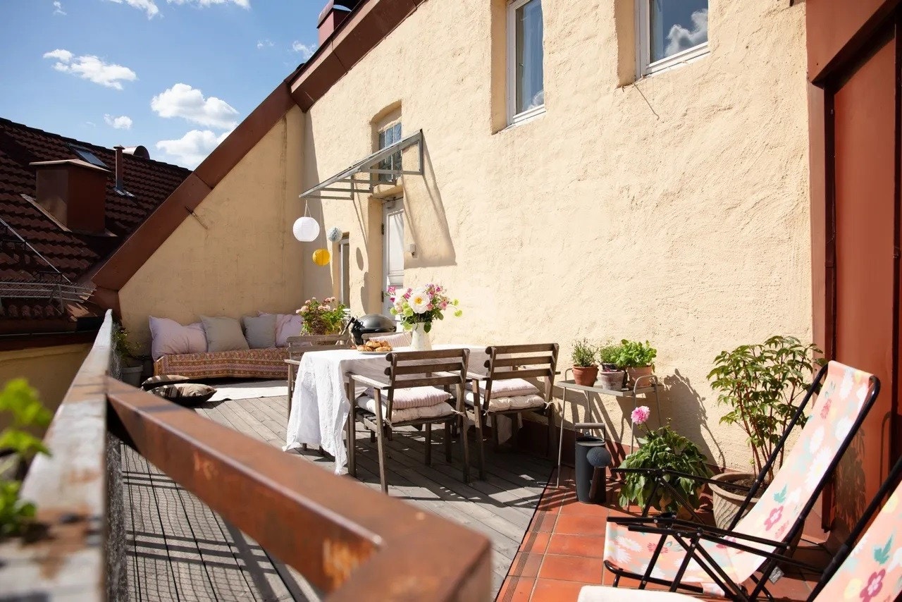 Solrik felles takterrasse mot bakgården i samme etasje som leiligheten. Galleribilde