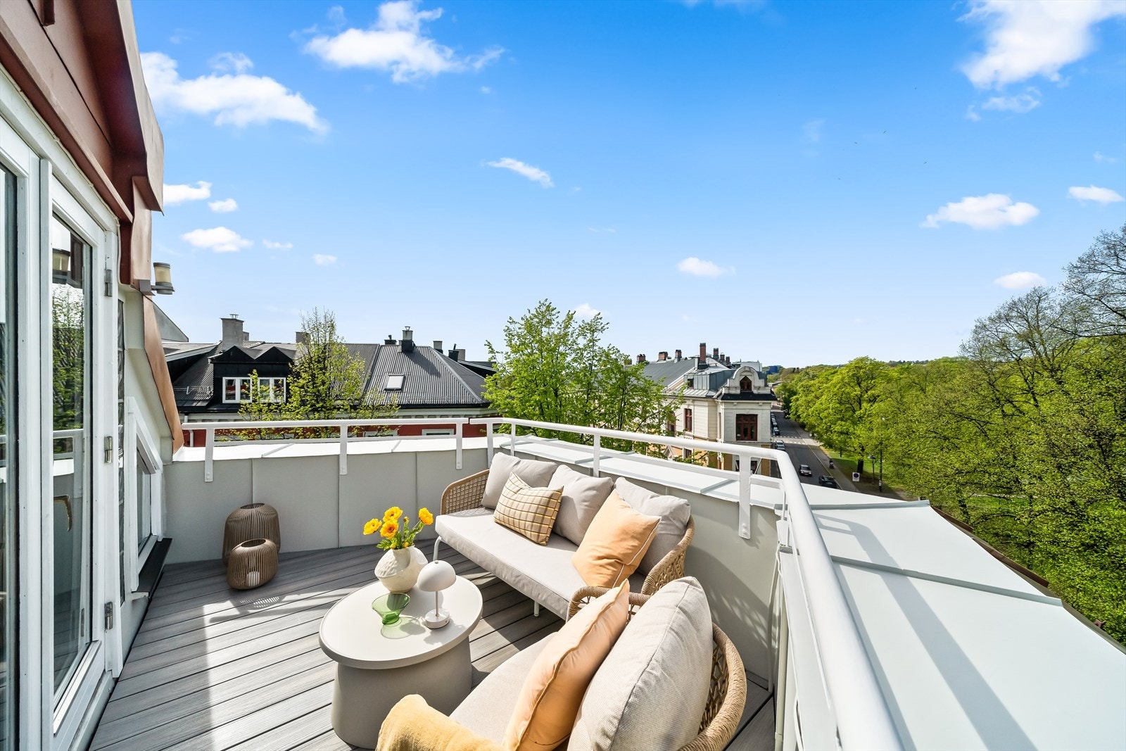 Vestvendt takterrasse med spektakulær utsikt, fantastiske solforhold og god plass til utemøbler. Galleribilde