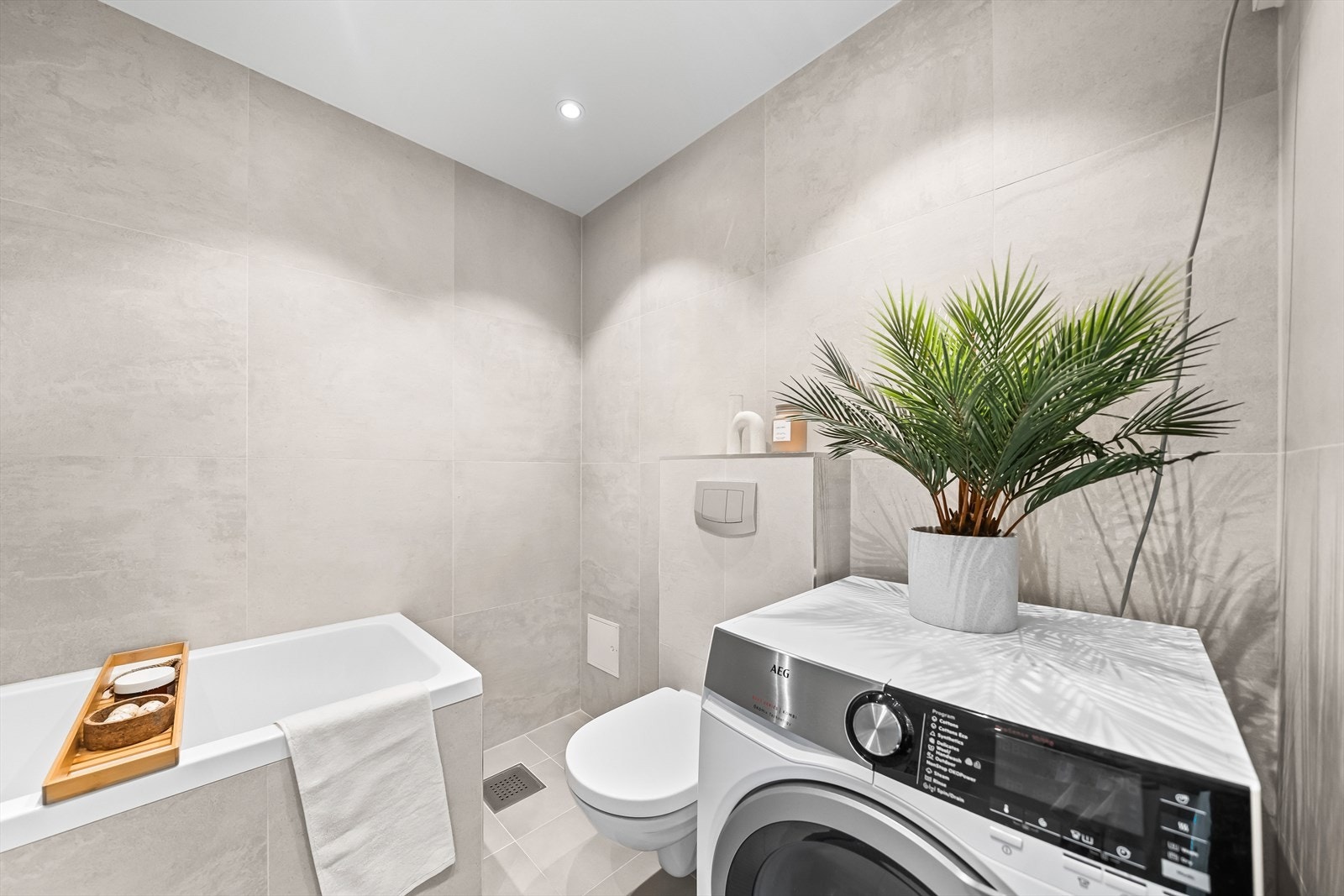 Rommet har downlights i himling og varmekabler i gulv samt wc med innebygget sisterne og opplegg for vaskemaskin. Galleribilde