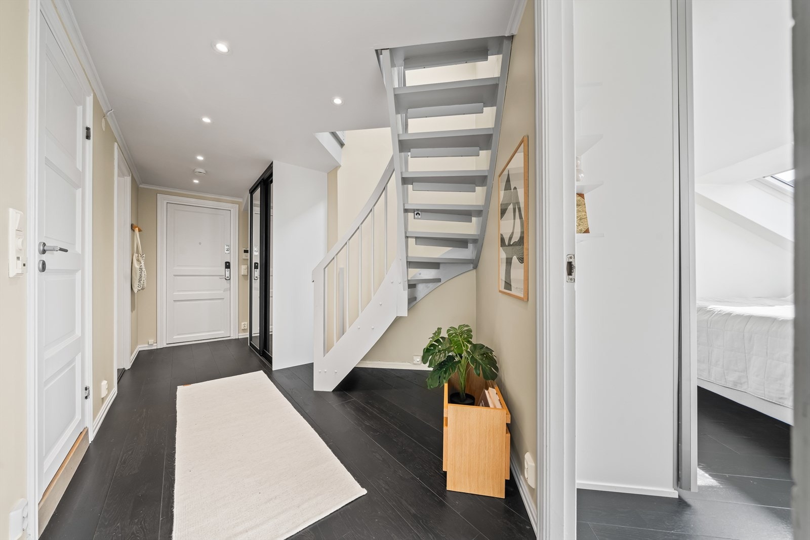 Romslig gang med adkomst til bad, to soverom og hems/loft. Galleribilde