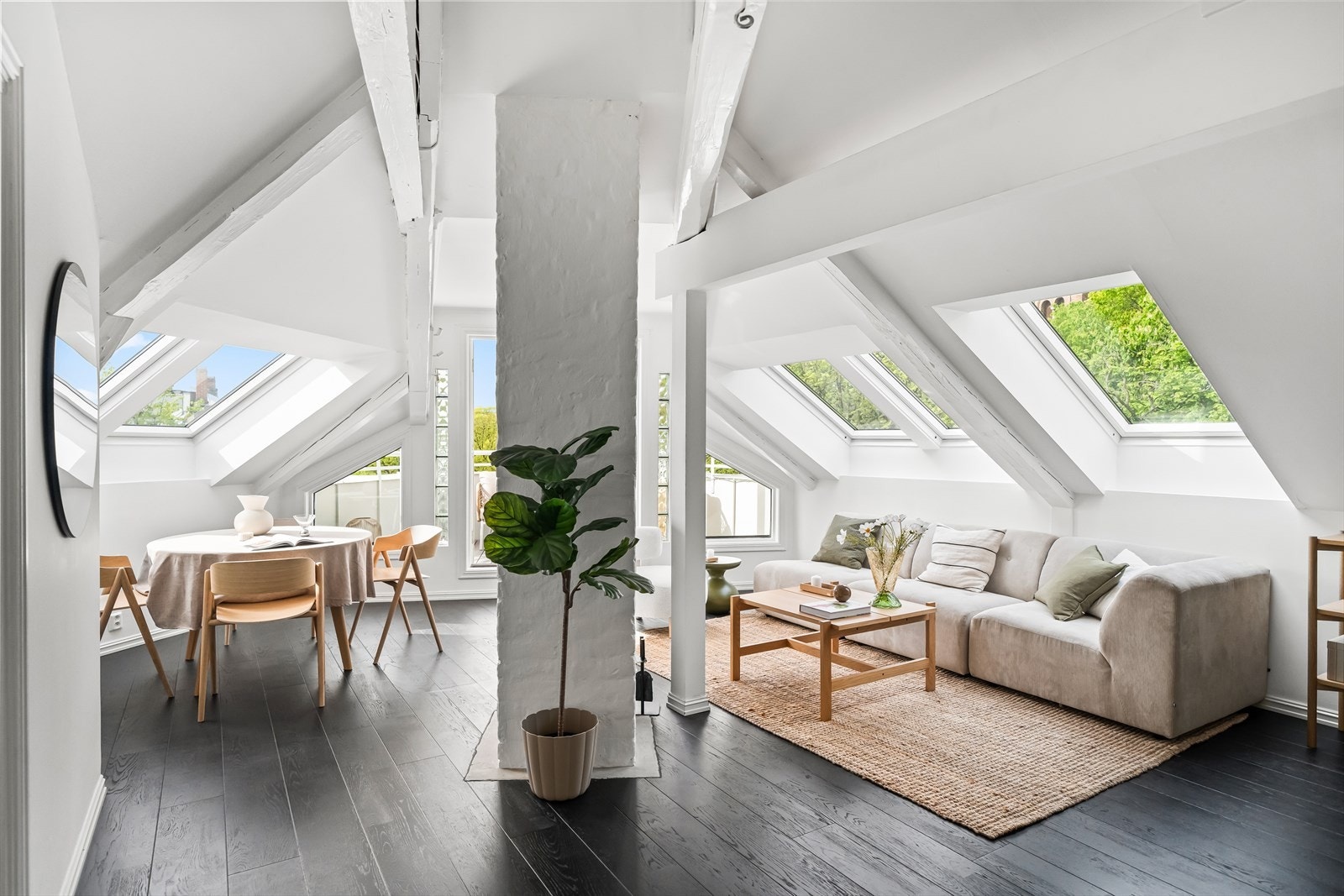 God plass til både spisebord og sittegruppe. Store vindusflater med flott utsyn, uten innsyn. Galleribilde