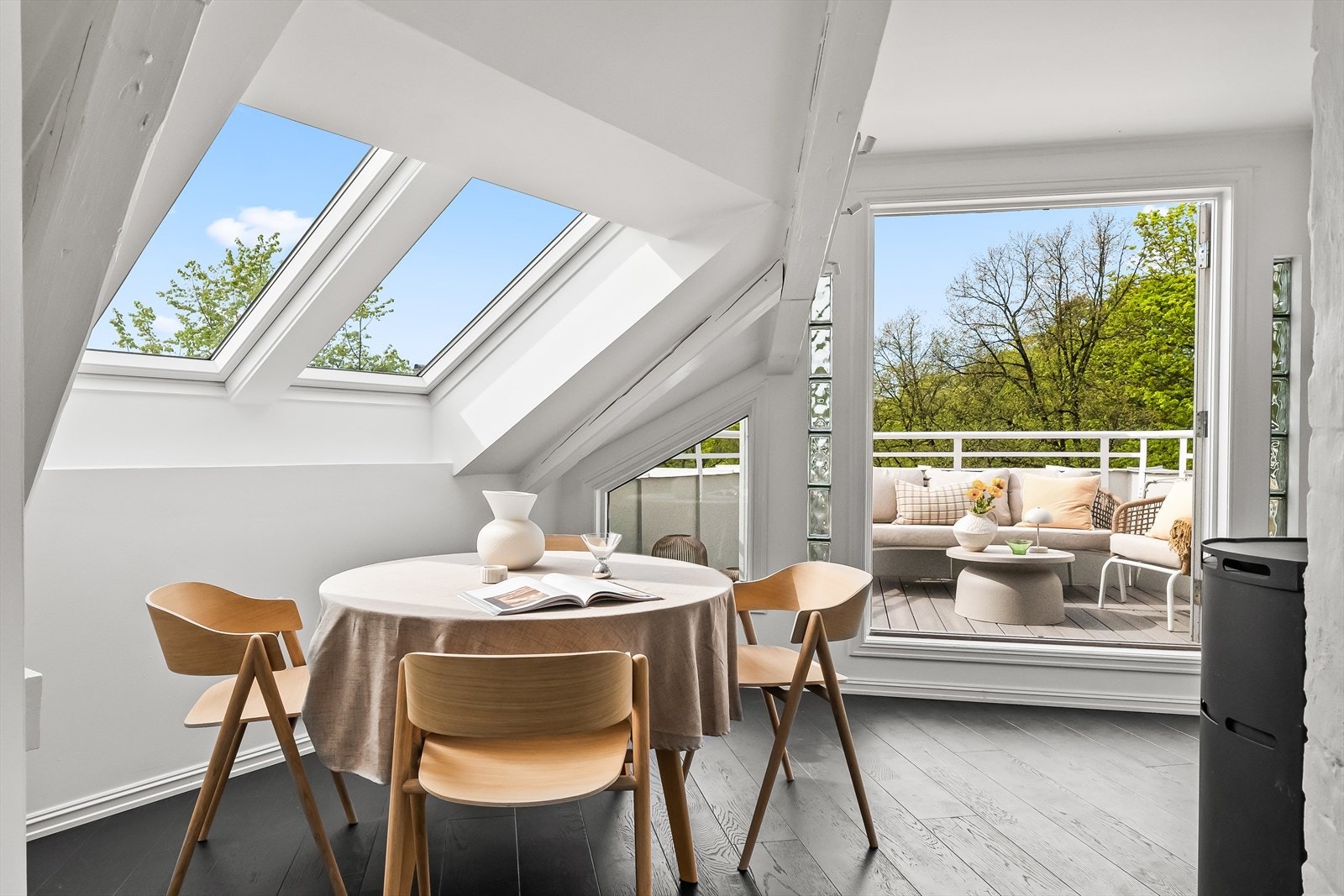 Høye knevegger gjør det enkelt å utnytte hele gulvarealet på en fornuftig måte. Galleribilde