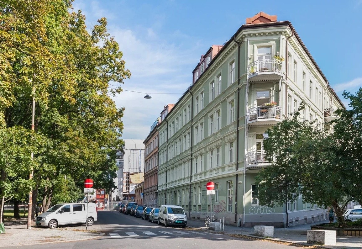 Flott klassisk bygård fra 1897 med Sofienbergparken som nærmeste nabo. Leiligheten er gjennomgående og ligger på hjørnet på toppen. Galleribilde
