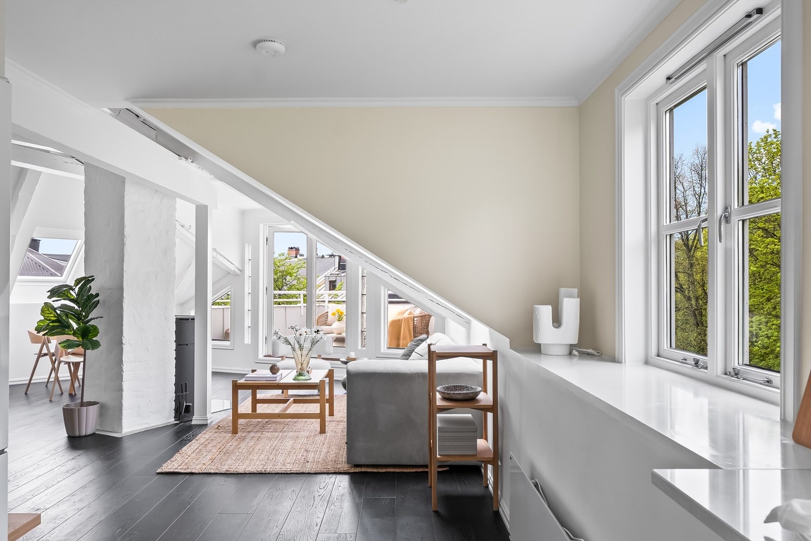 Kjøkkenet ligger tilbaketrukket, men du har fortsatt god kontakt med stuen. Galleribilde