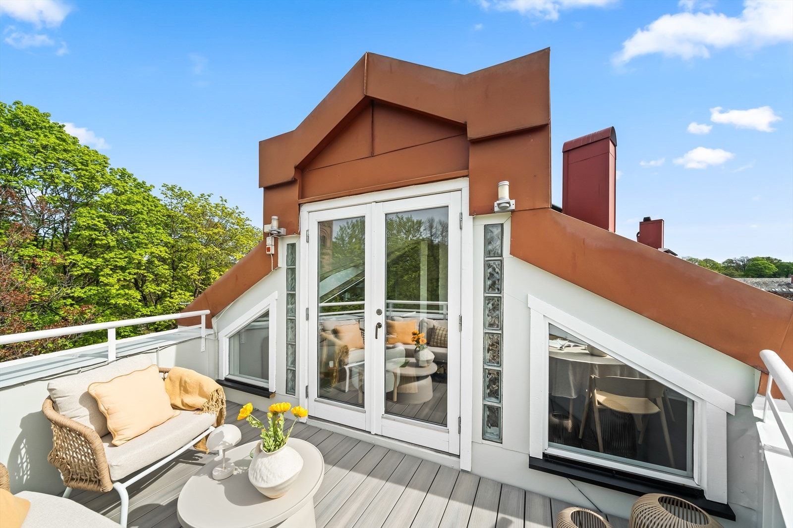 Unik topp-/hjørneleilighet med en praktfull takterrasse i tretoppene i Sofienbergparken. Galleribilde