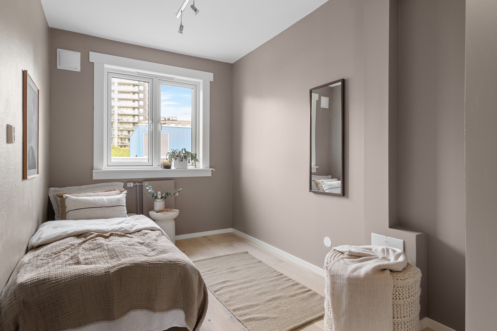 Praktisk soverom med plass til dobbeltseng, nattbord og garderobeskap. Galleribilde