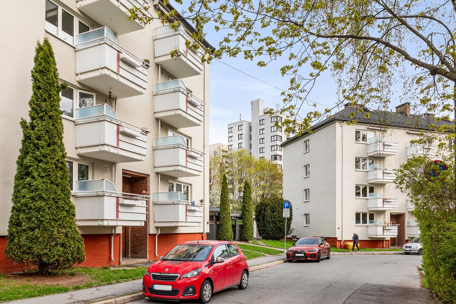 Her bor du tilbaketrukket og skjermet til i rolig sidegate, omringet av store grøntarealer, frodige trær og god avstand til andre boligblokker! Galleribilde