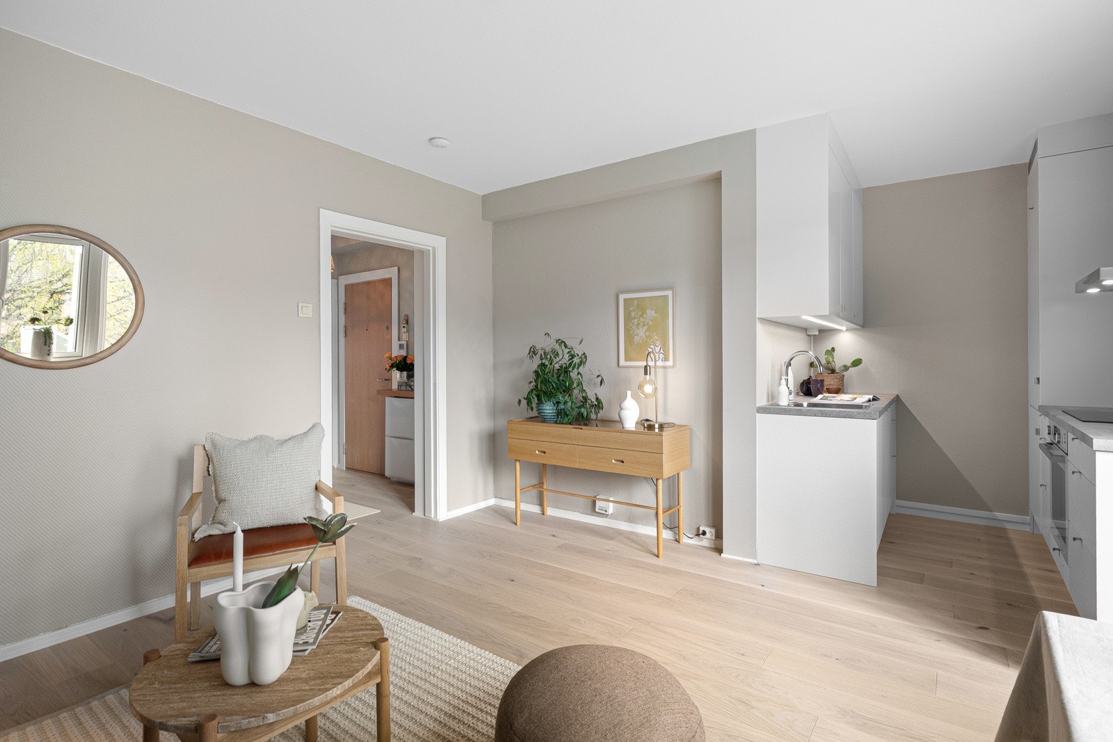 Innredningen er utstyrt med integrert induksjonsplatetopp, stekeovn, oppvaskmaskin og kjøle-/fryseskap, samt en lekker ventilatorhette i stål (kullfilter) fra Siemens over stekesonen. Galleribilde