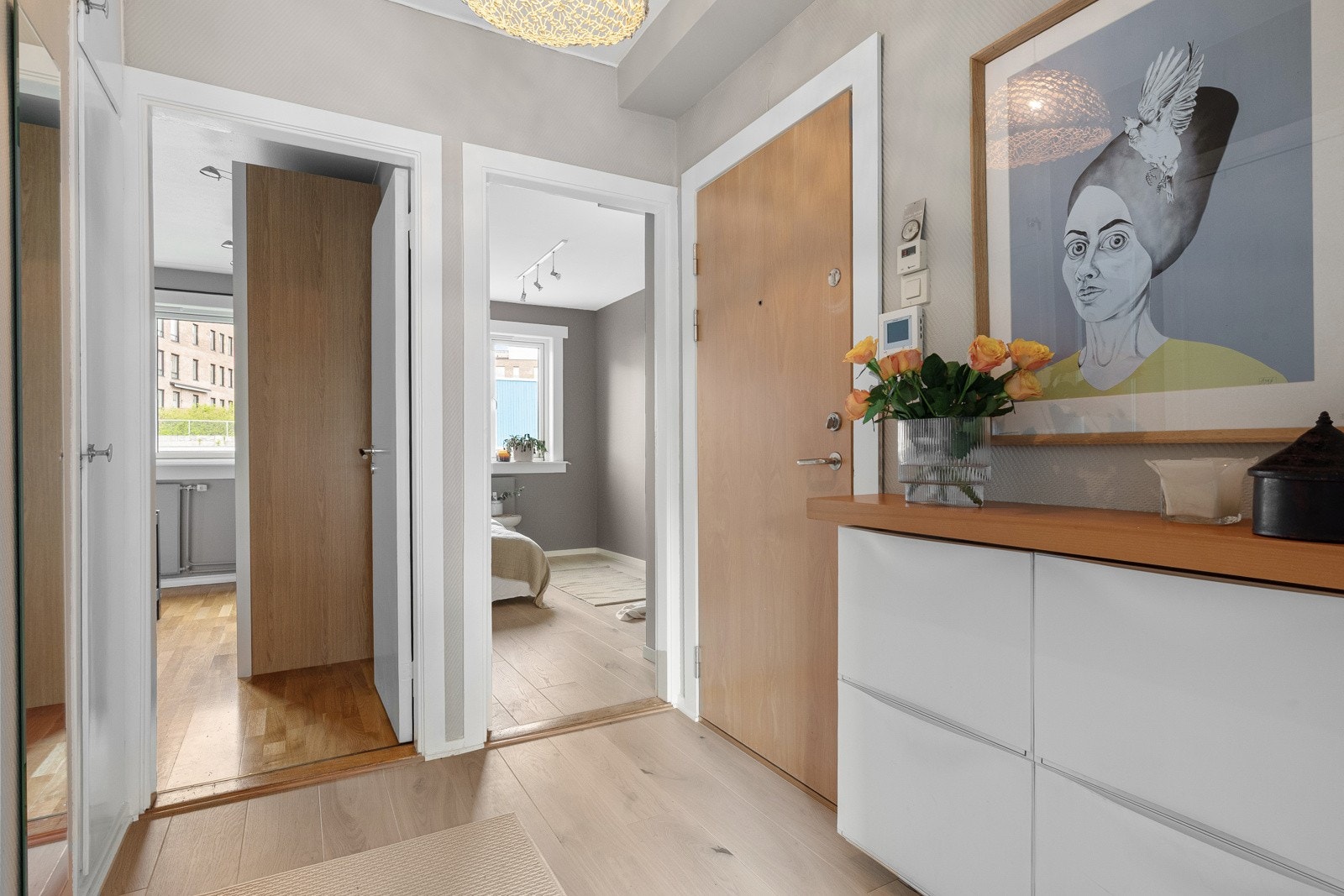 Fin entré/gang med plassbygd skapbod og plass til garderobeskap. Galleribilde