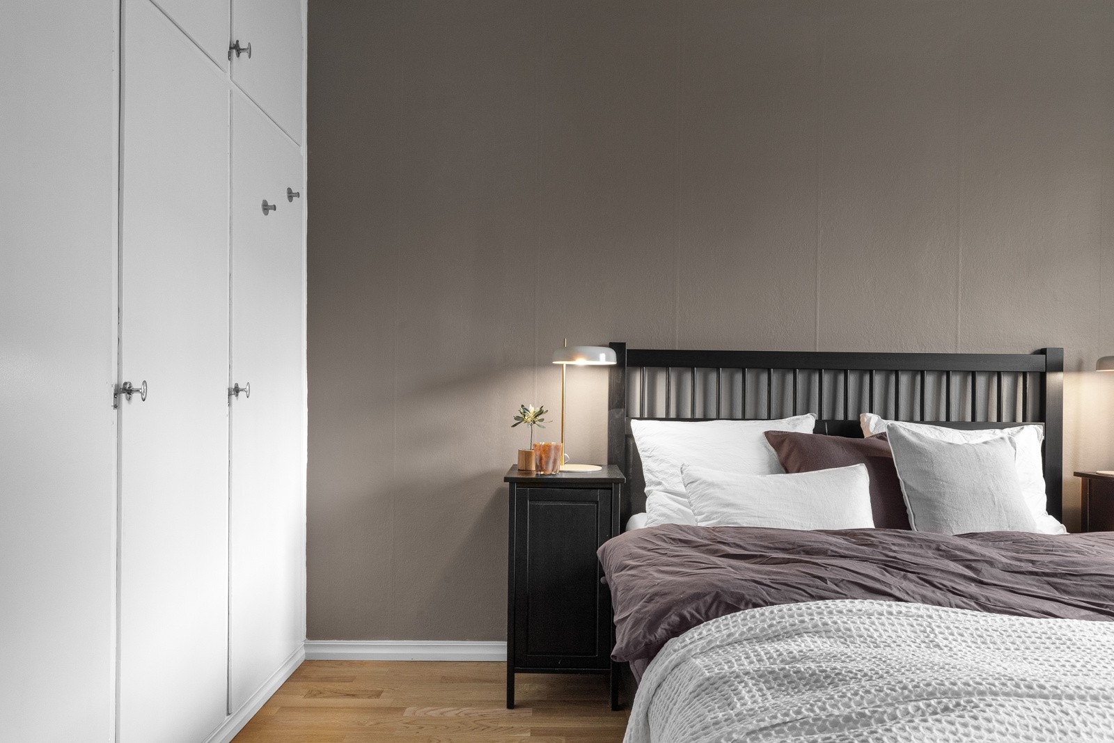 Begge soverommene vender ut mot borettslagets koselige bakhage og er skjermet fra solen på ettermiddag og kveldstid. Galleribilde